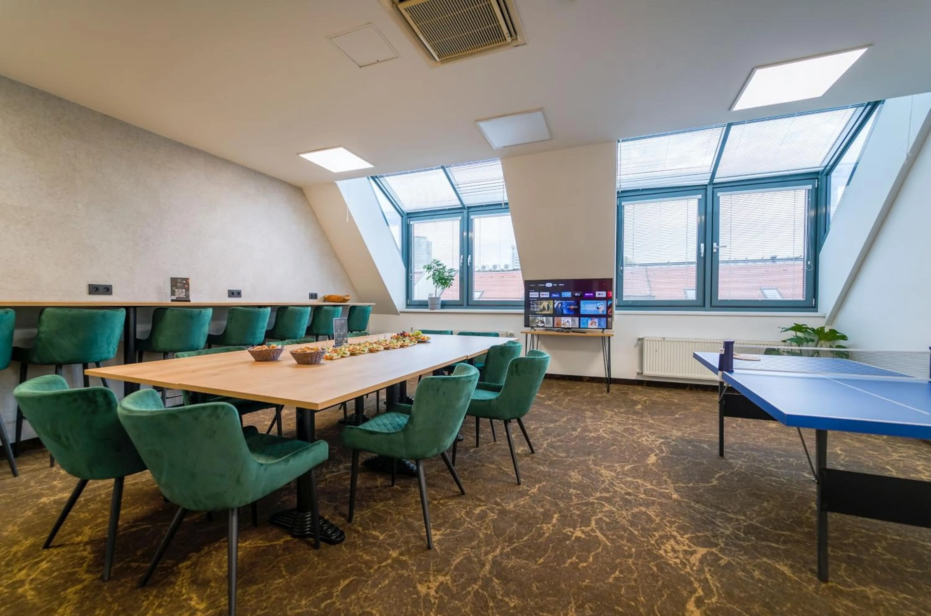 Communal lounge/ TV room in CHORS like a hotel - Capsule & NFT Boutique Hostel Bratislava - City Center