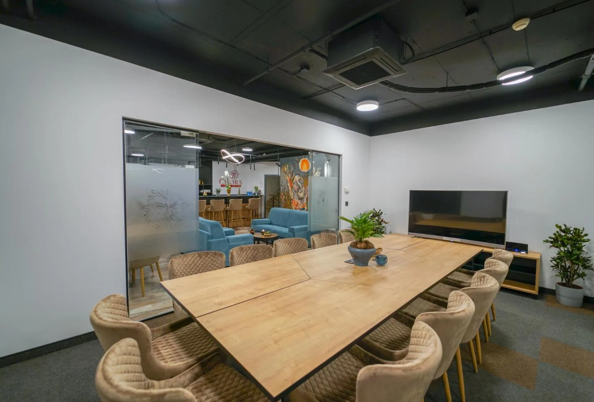 Communal lounge/ TV room in CHORS like a hotel - Capsule & NFT Boutique Hostel Bratislava - City Center