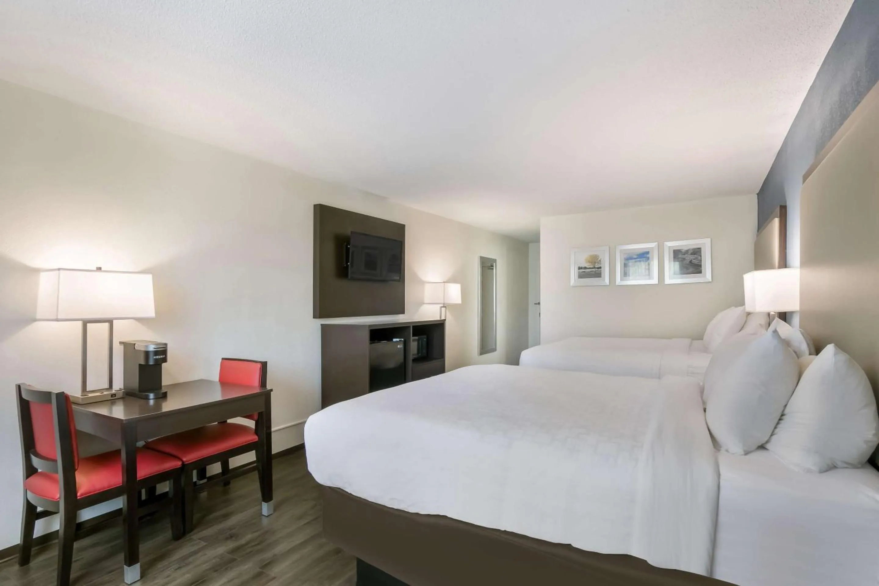 Bedroom, Bed in Clarion Hotel Conference Center