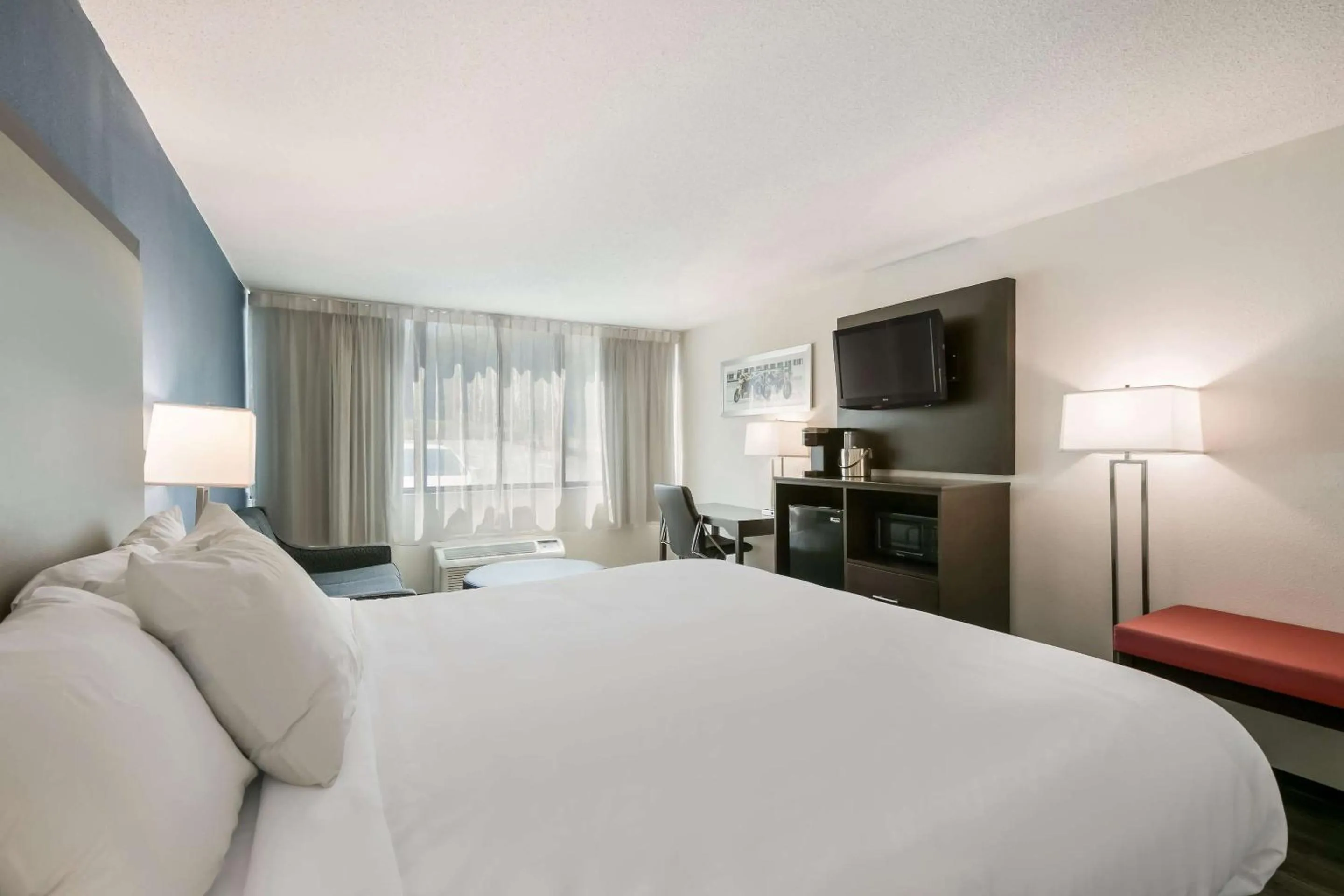 Bedroom, Bed in Clarion Hotel Conference Center