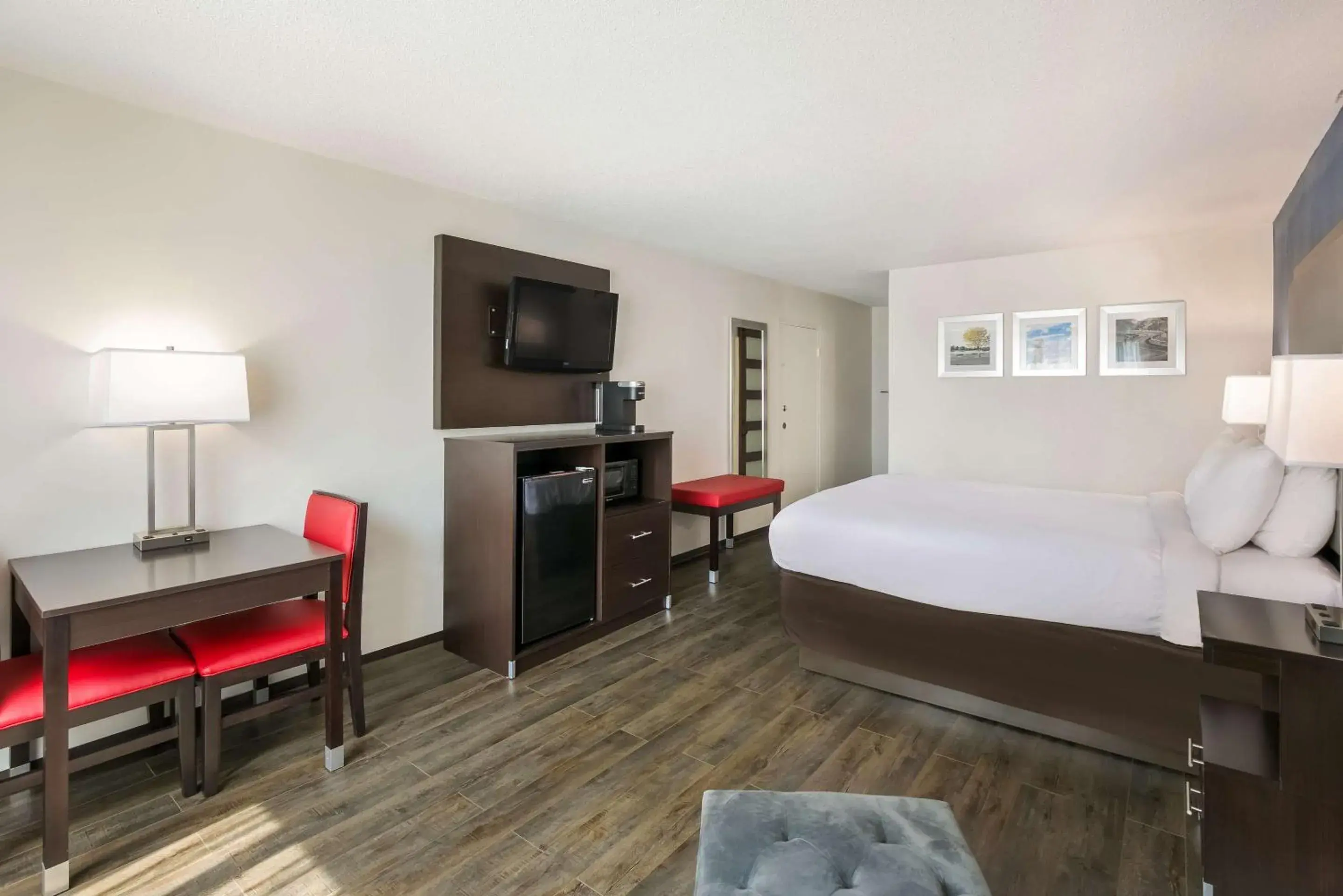 Bedroom, Bed in Clarion Hotel Conference Center Bedroom, Bed in Clarion Hotel Conference Center