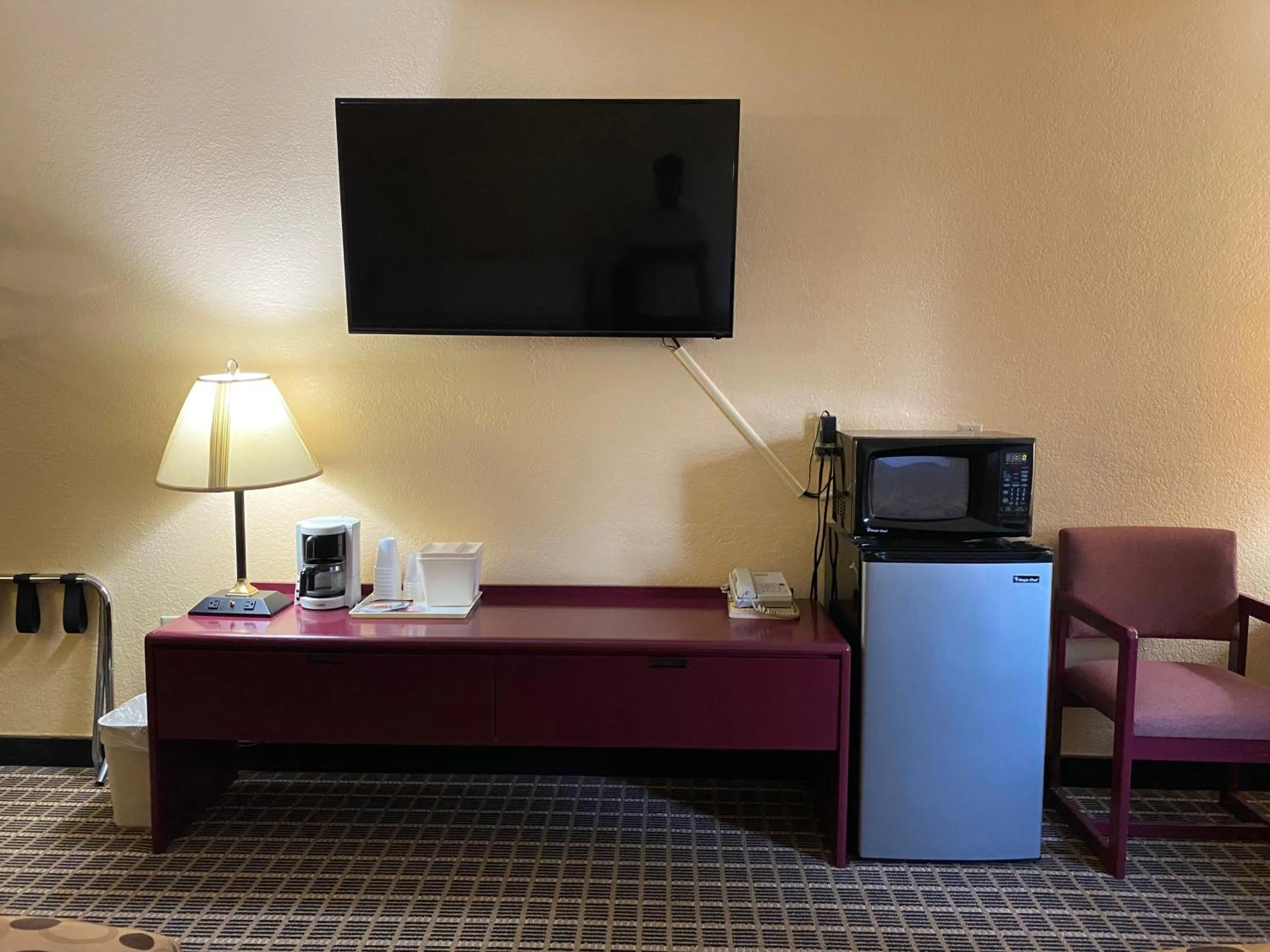 TV and multimedia in America's Stay Inn Stewartville