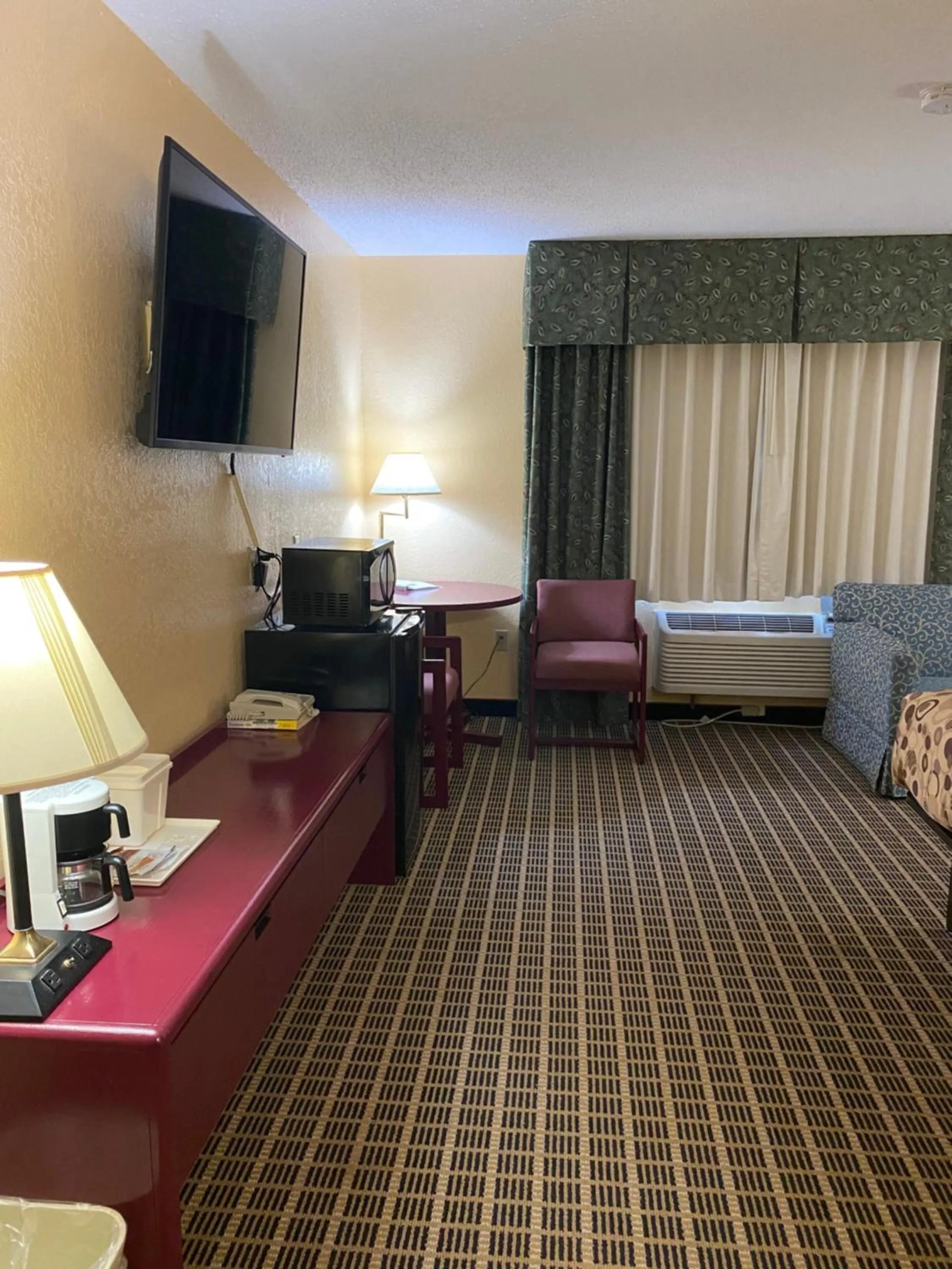 TV and multimedia, Bed in America's Stay Inn Stewartville