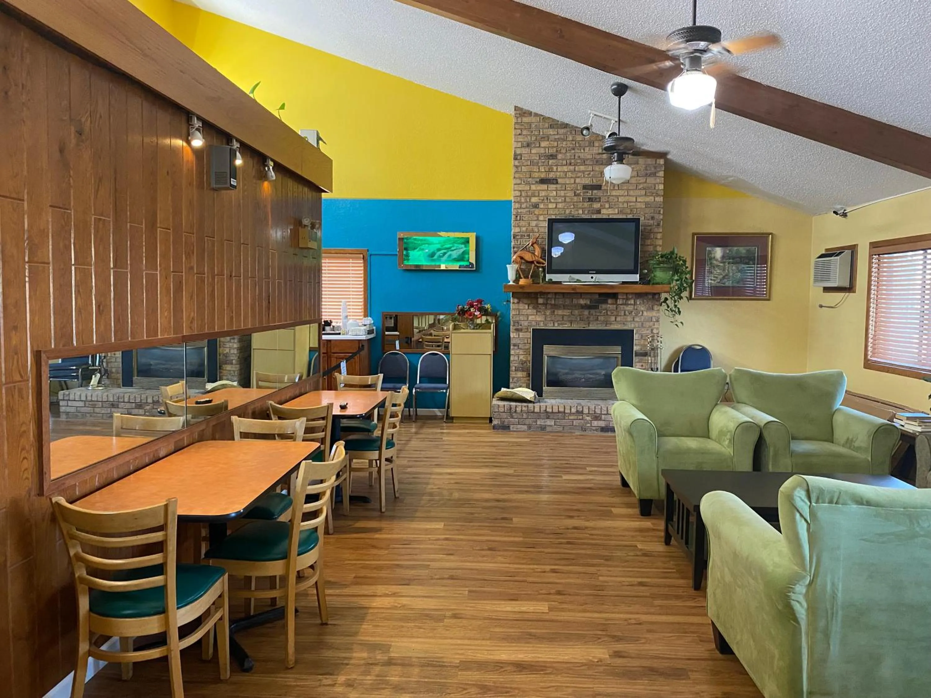 Lounge or bar in America's Stay Inn Stewartville