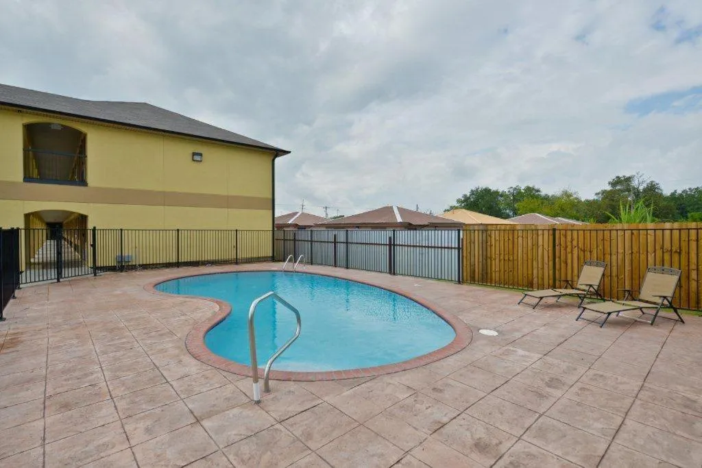 Swimming pool in Americas Best Value Inn Lake Charles Interstate 210