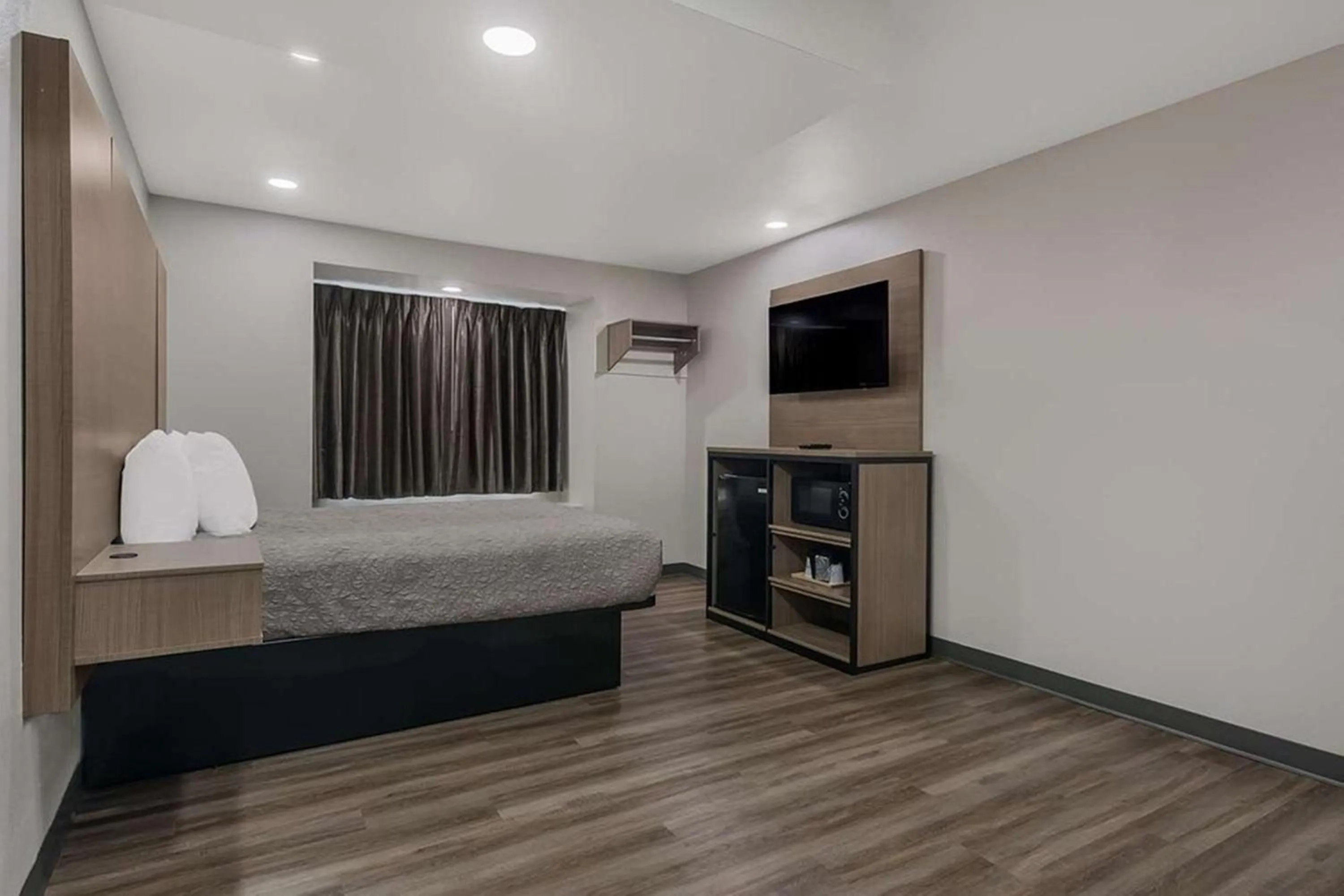 room service, Bed in Americas Best Value Inn Lake Charles Interstate 210