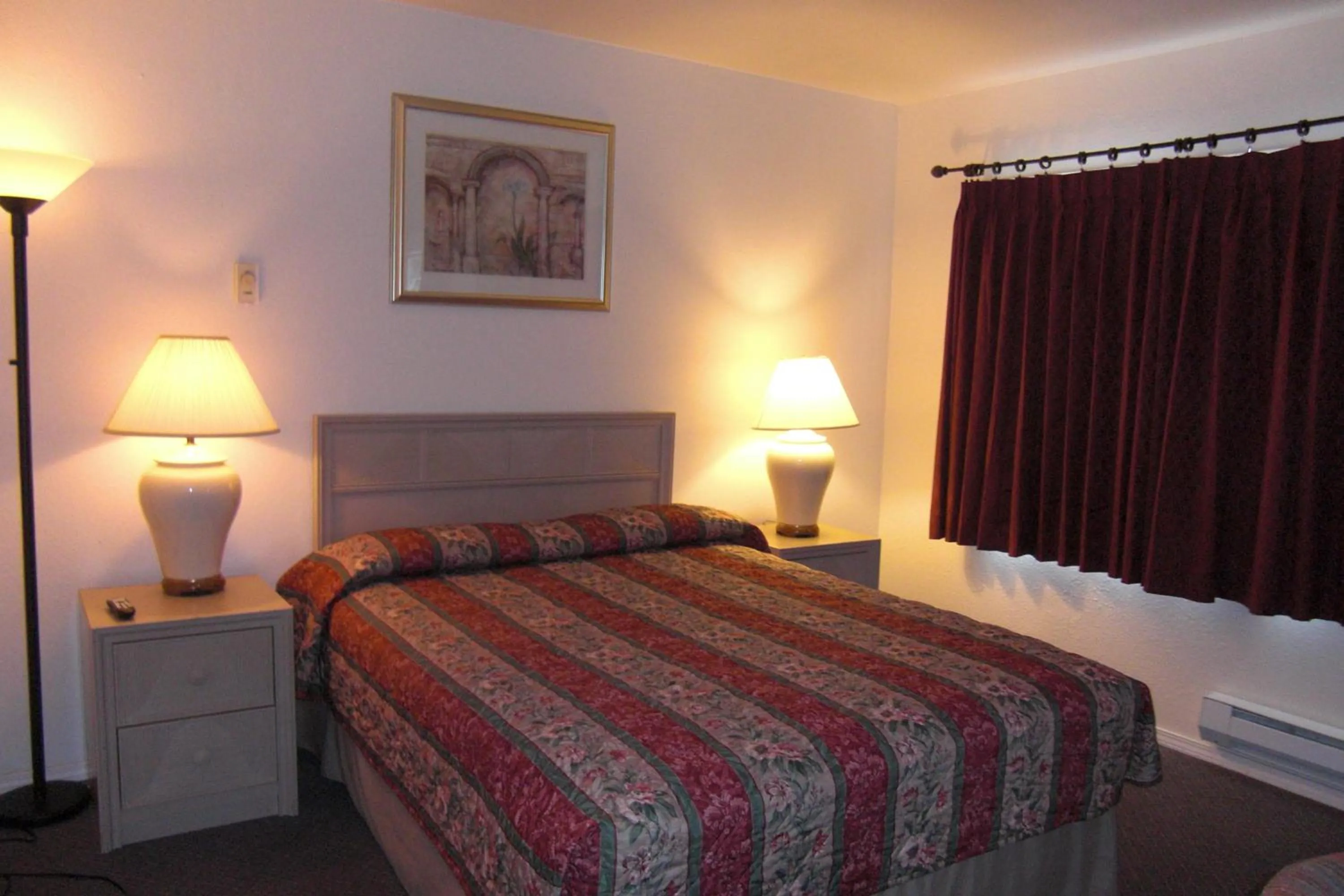 Bedroom, Bed in Front Street Inn