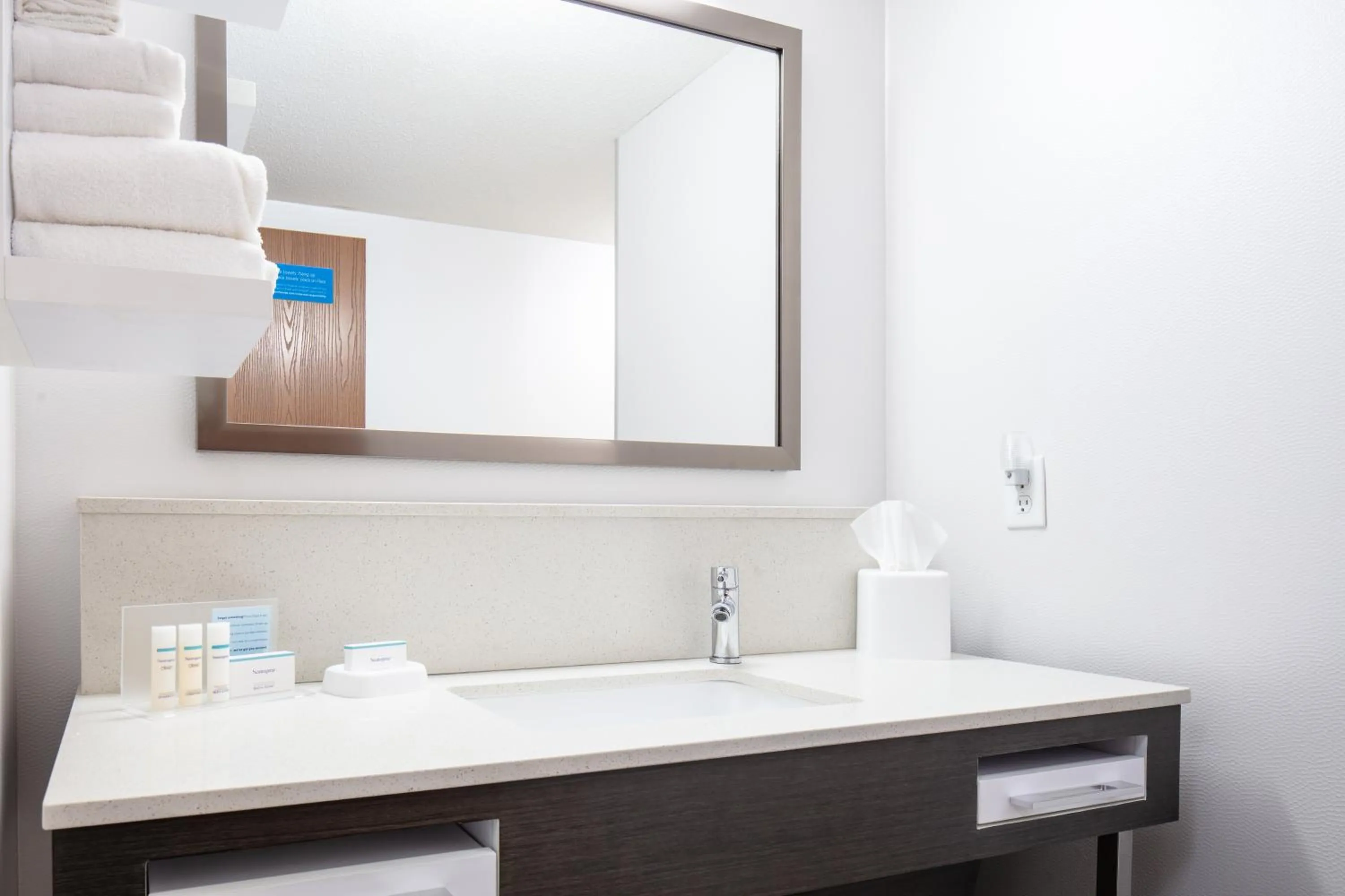 Bathroom in Hampton Inn Freeport