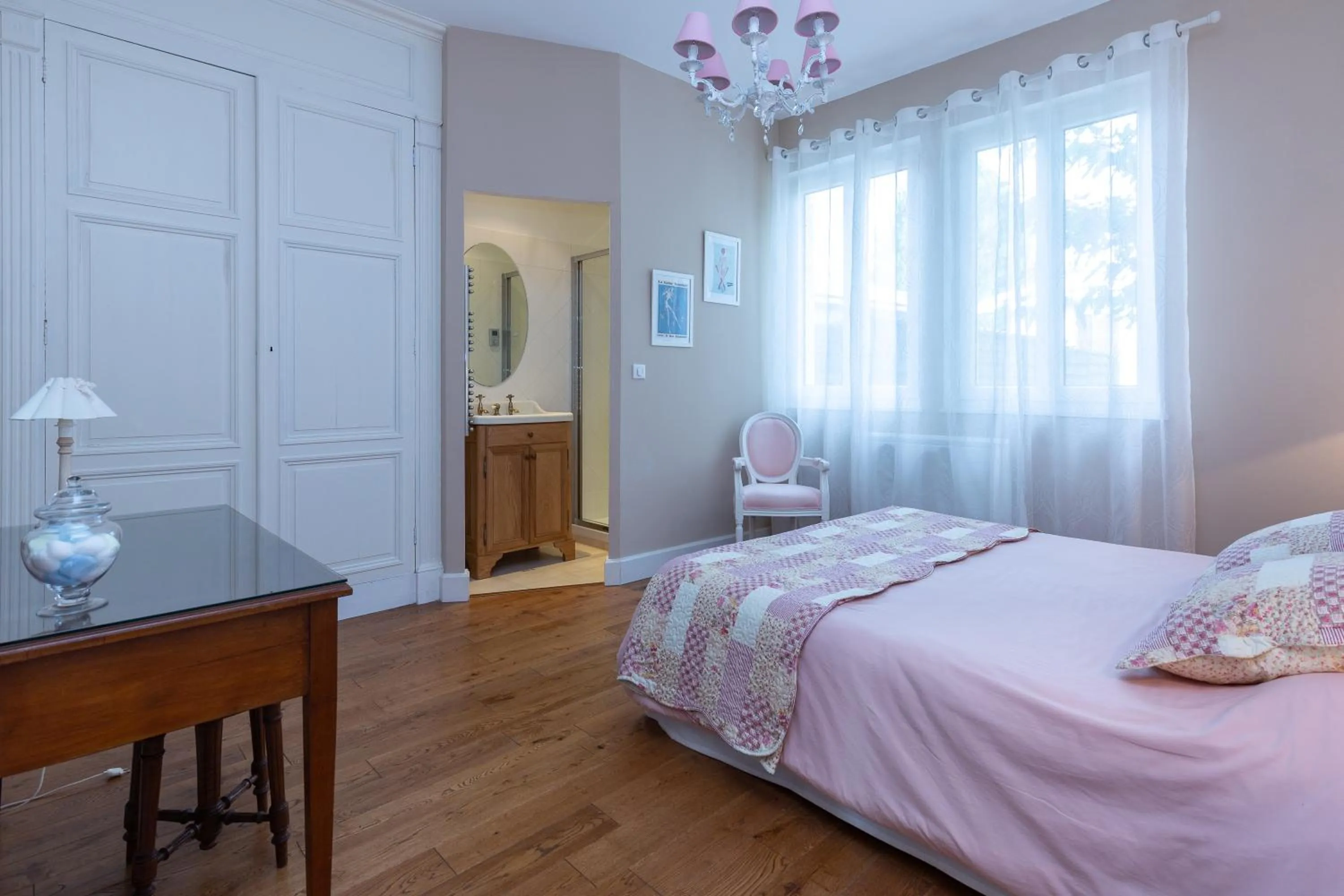 Photo of the whole room, Bed in La Belle Vie Capbreton