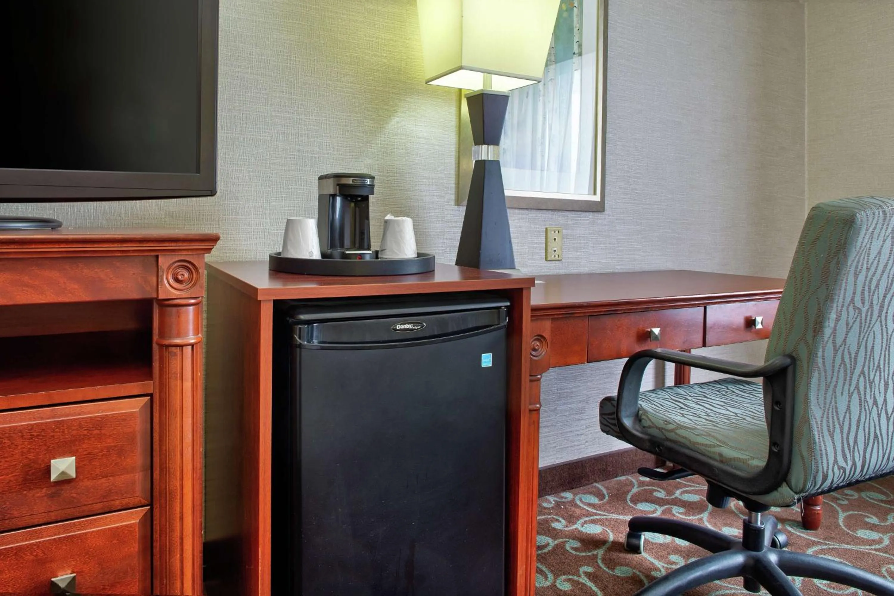 Bedroom in Hampton Inn & Suites by Hilton Toronto Airport