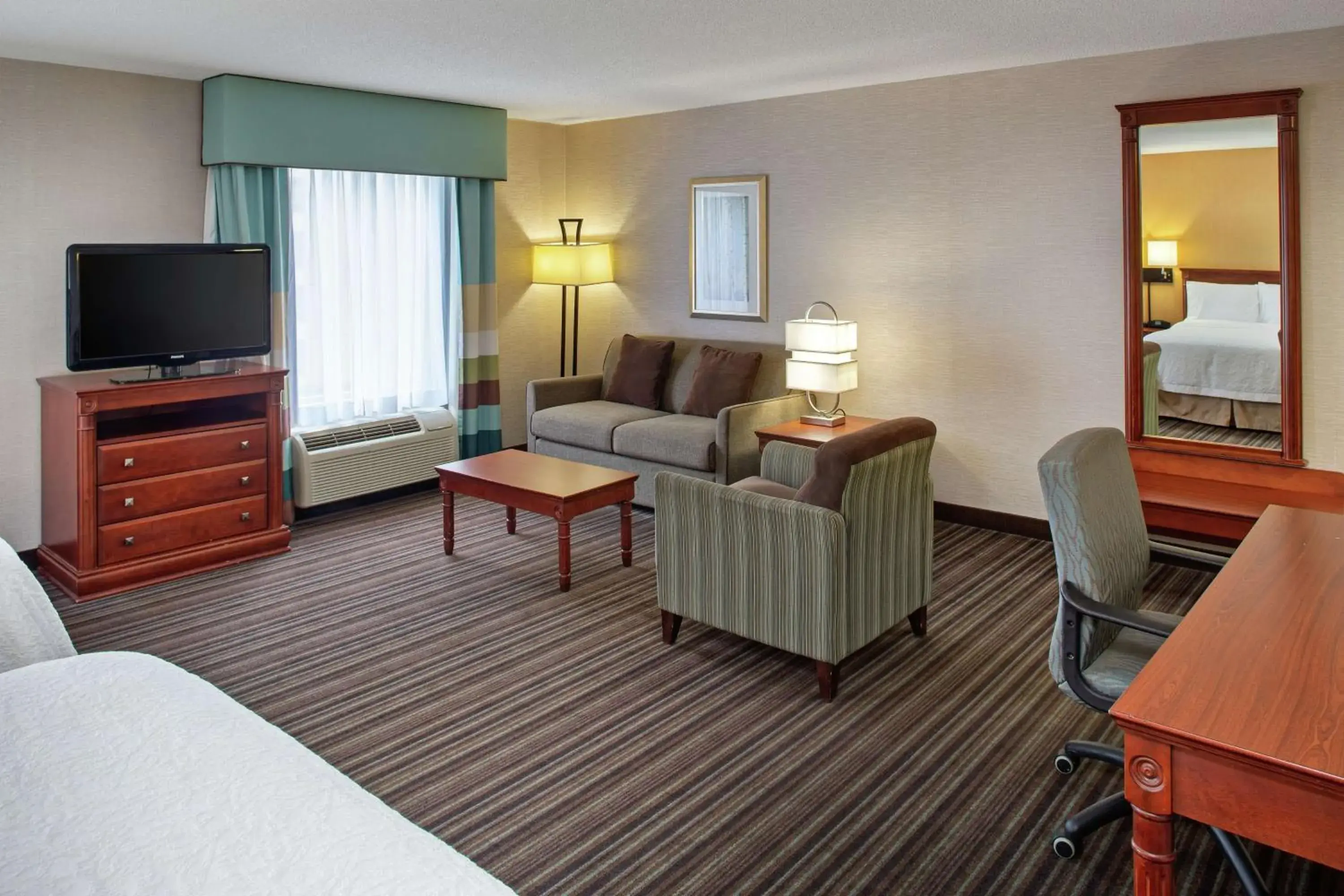Bedroom, Bed in Hampton Inn & Suites by Hilton Toronto Airport Bedroom, Bed in Hampton Inn & Suites by Hilton Toronto Airport