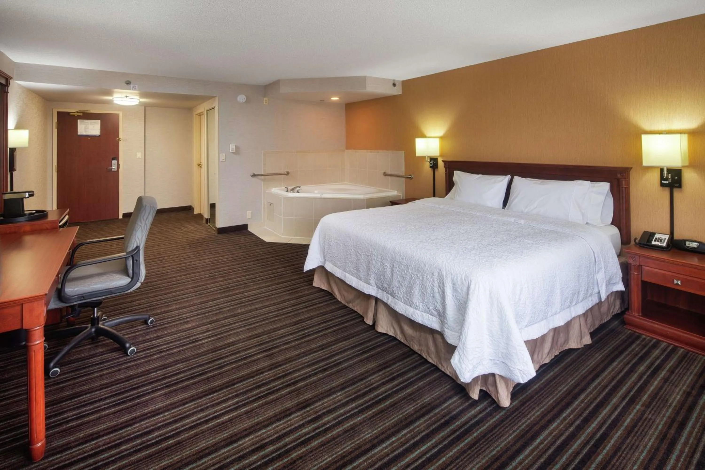 Bedroom, Bed in Hampton Inn & Suites by Hilton Toronto Airport