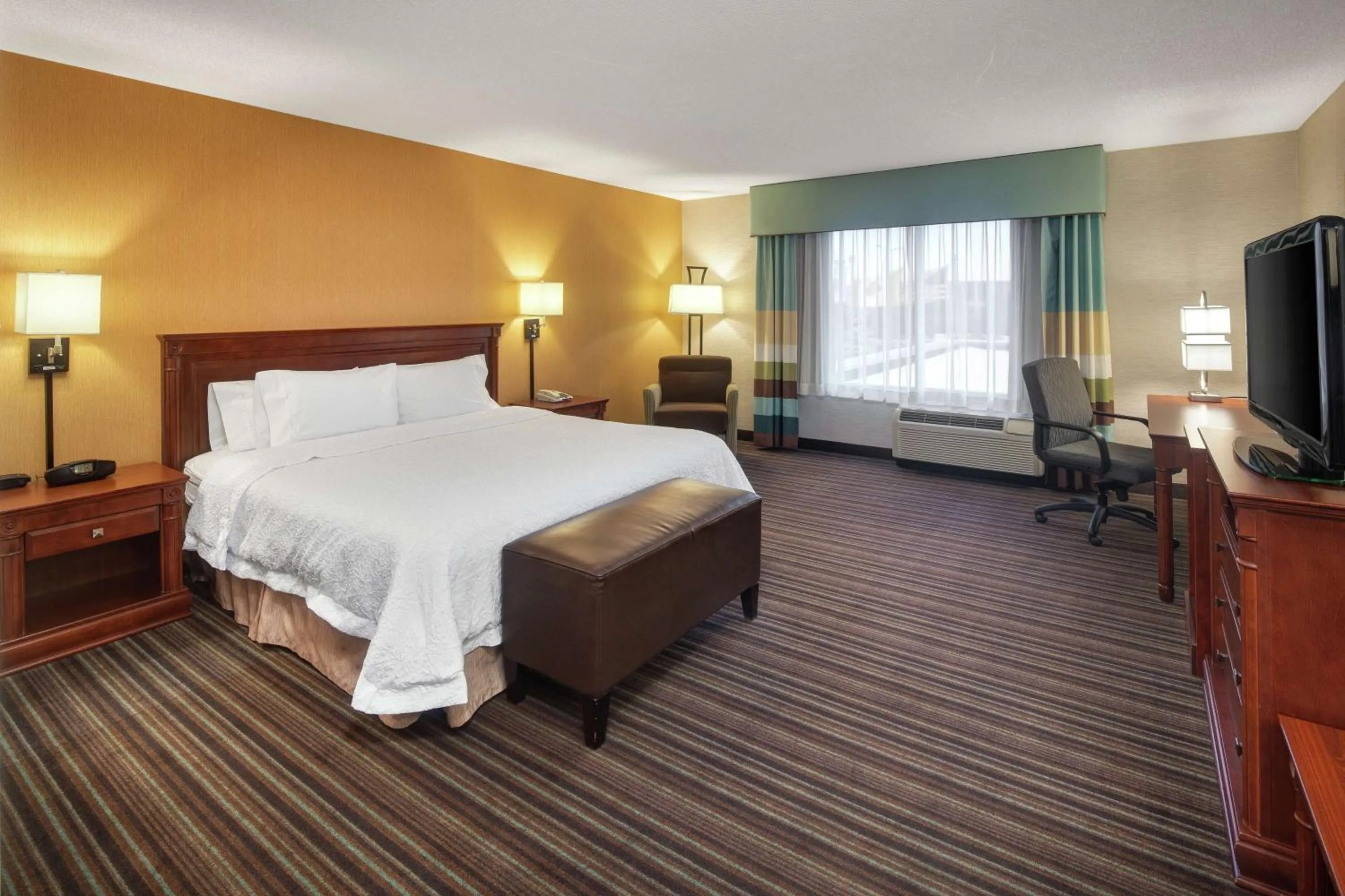 Bedroom, Bed in Hampton Inn & Suites by Hilton Toronto Airport