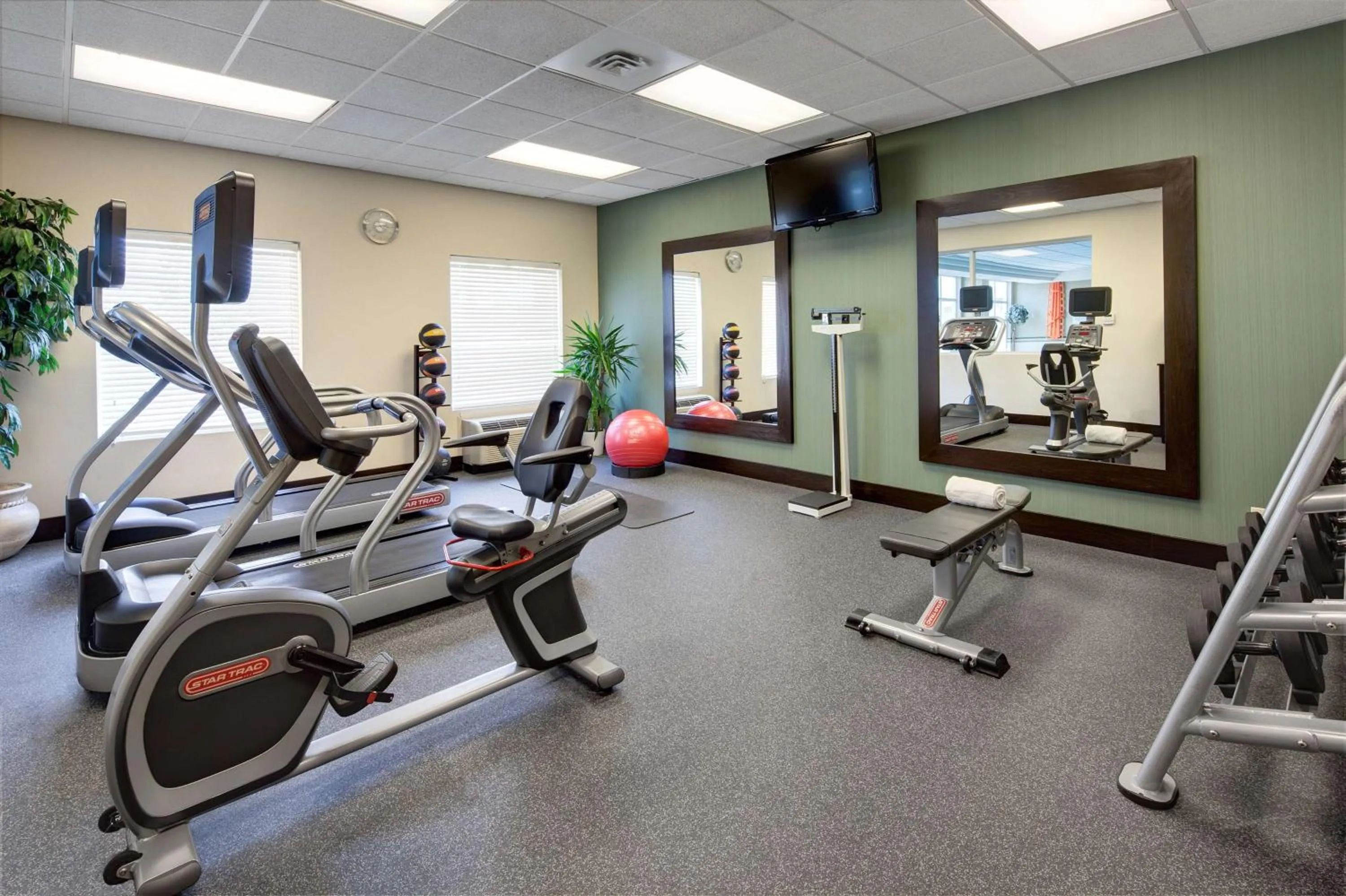 Fitness centre/facilities in Hampton Inn & Suites by Hilton Toronto Airport