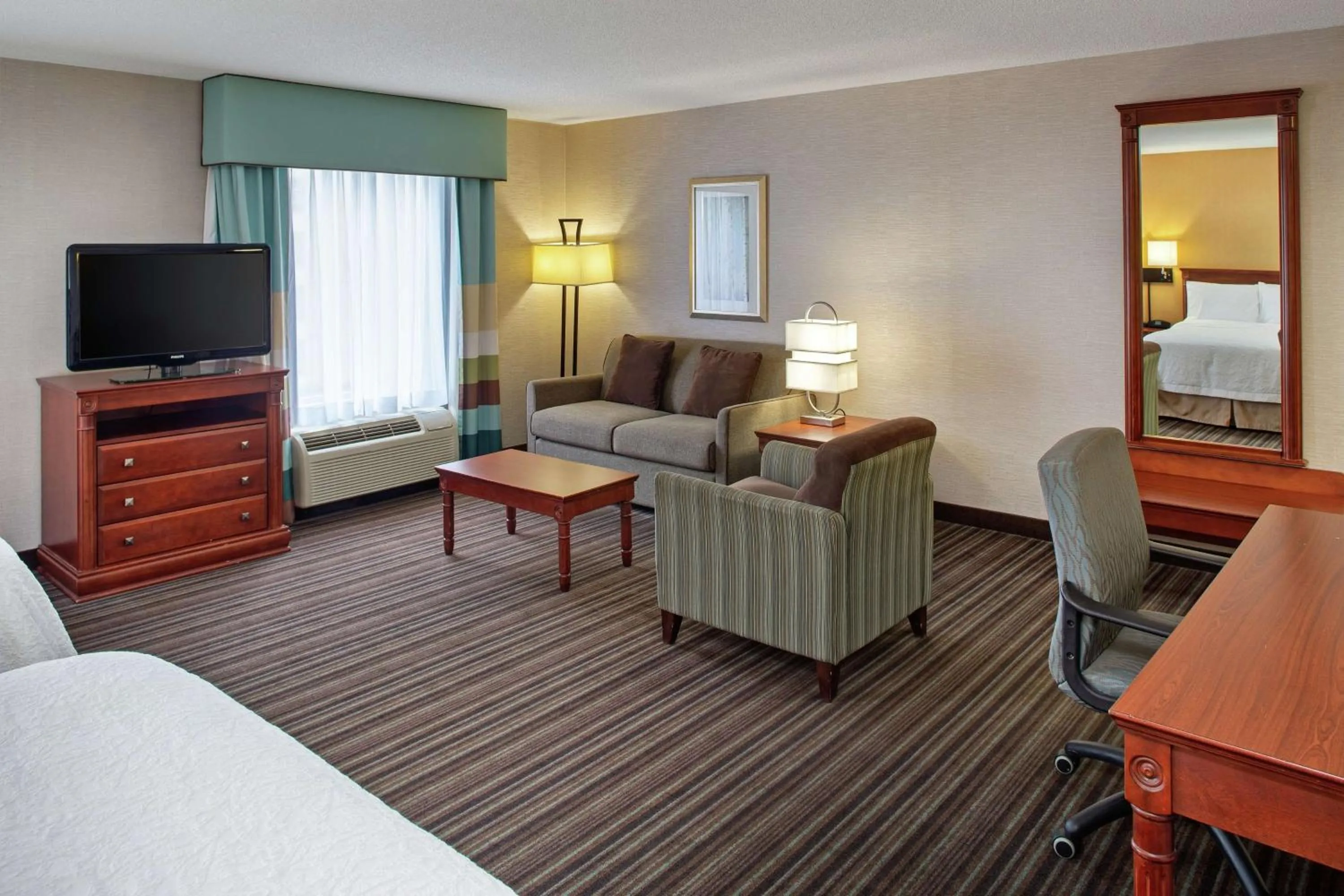 Bedroom, Bed in Hampton Inn & Suites by Hilton Toronto Airport