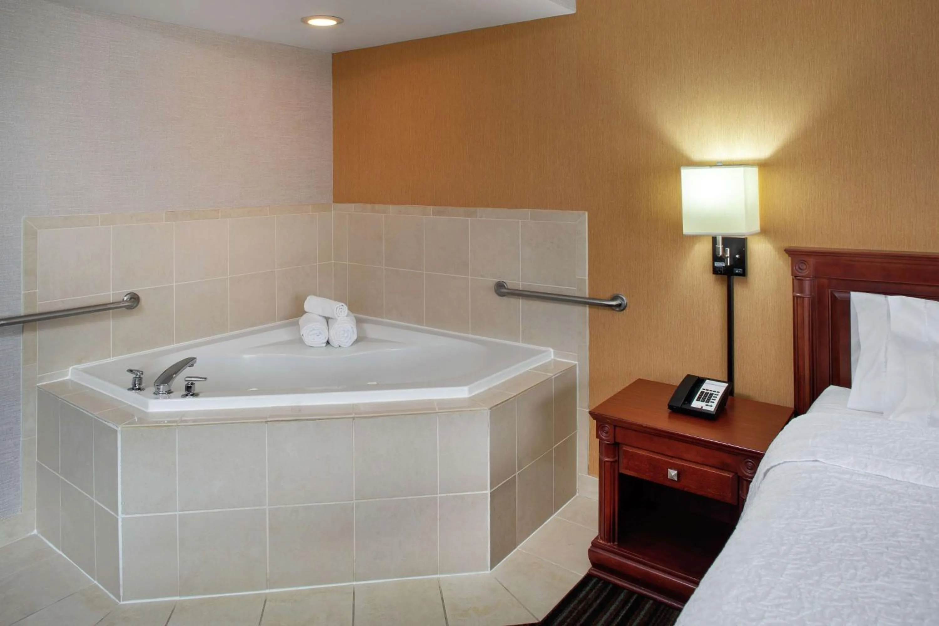 Bathroom, Bed in Hampton Inn & Suites by Hilton Toronto Airport