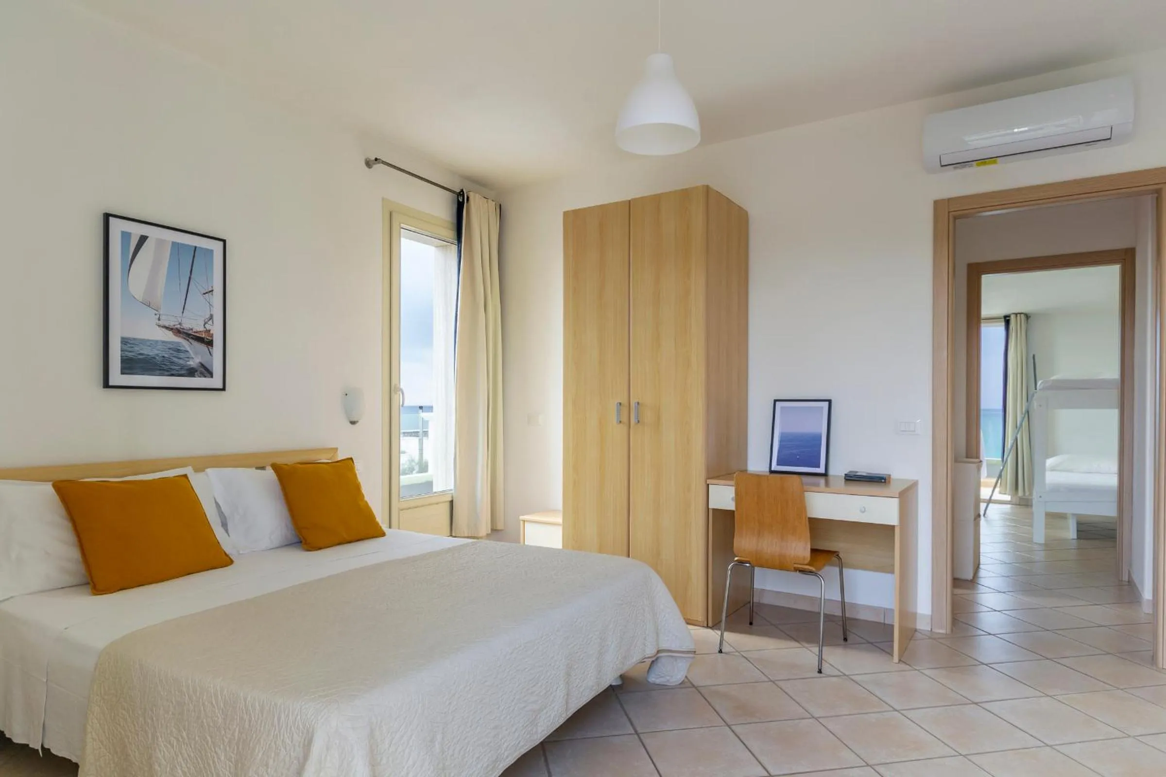 Photo of the whole room, Bed in Residence Solar