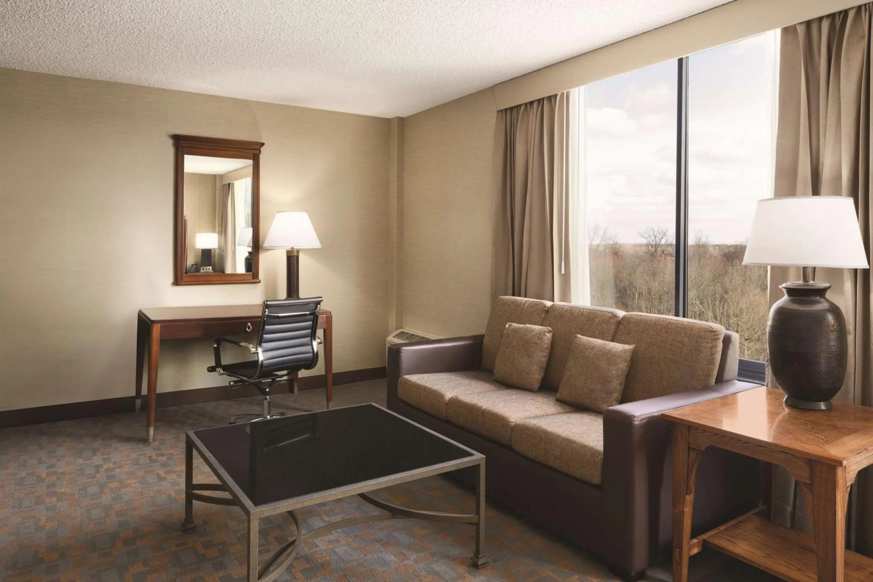 Living room in DoubleTree by Hilton Hotel & Executive Meeting Center Somerset