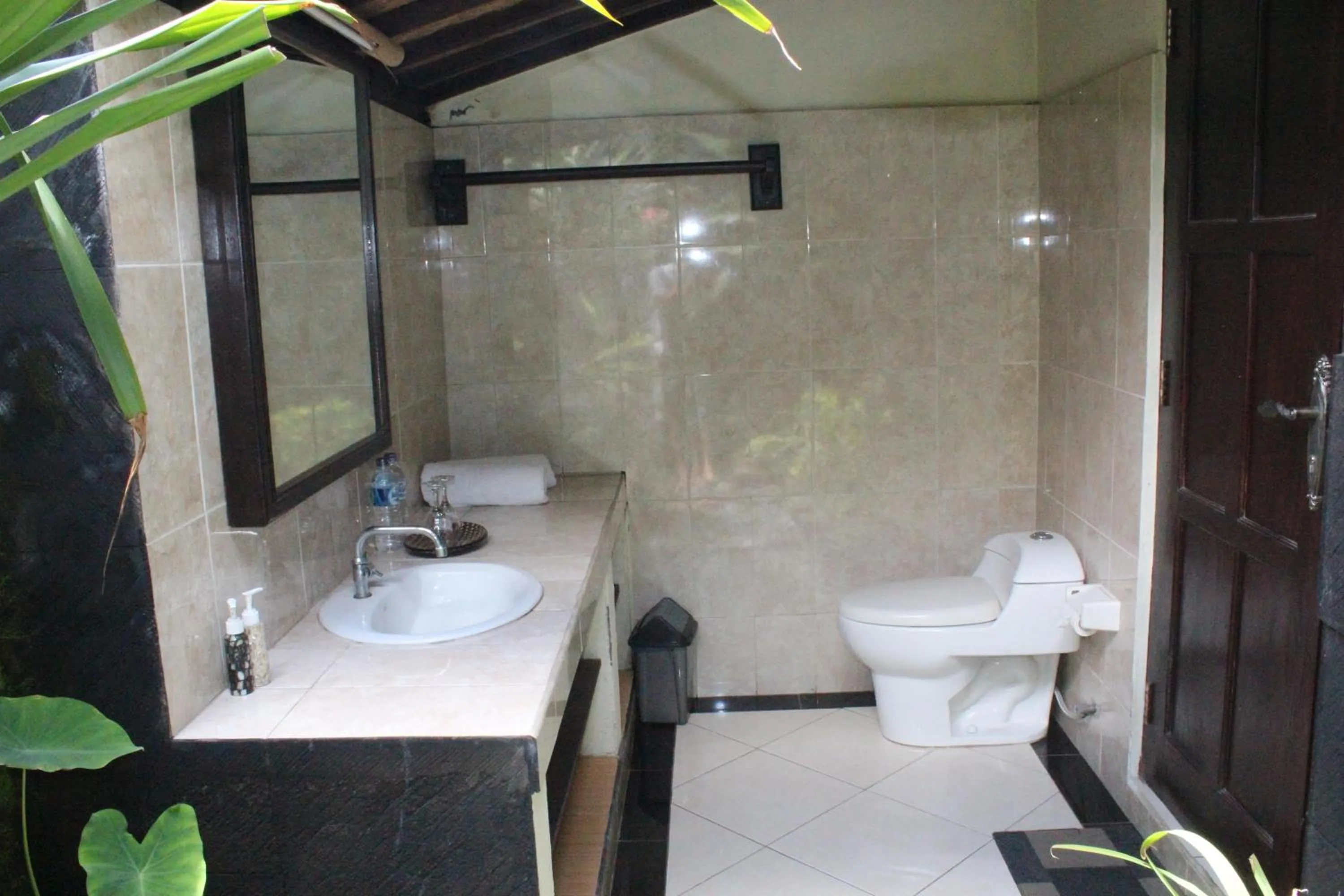 Toilet in Trijaya Guest House Pemuteran
