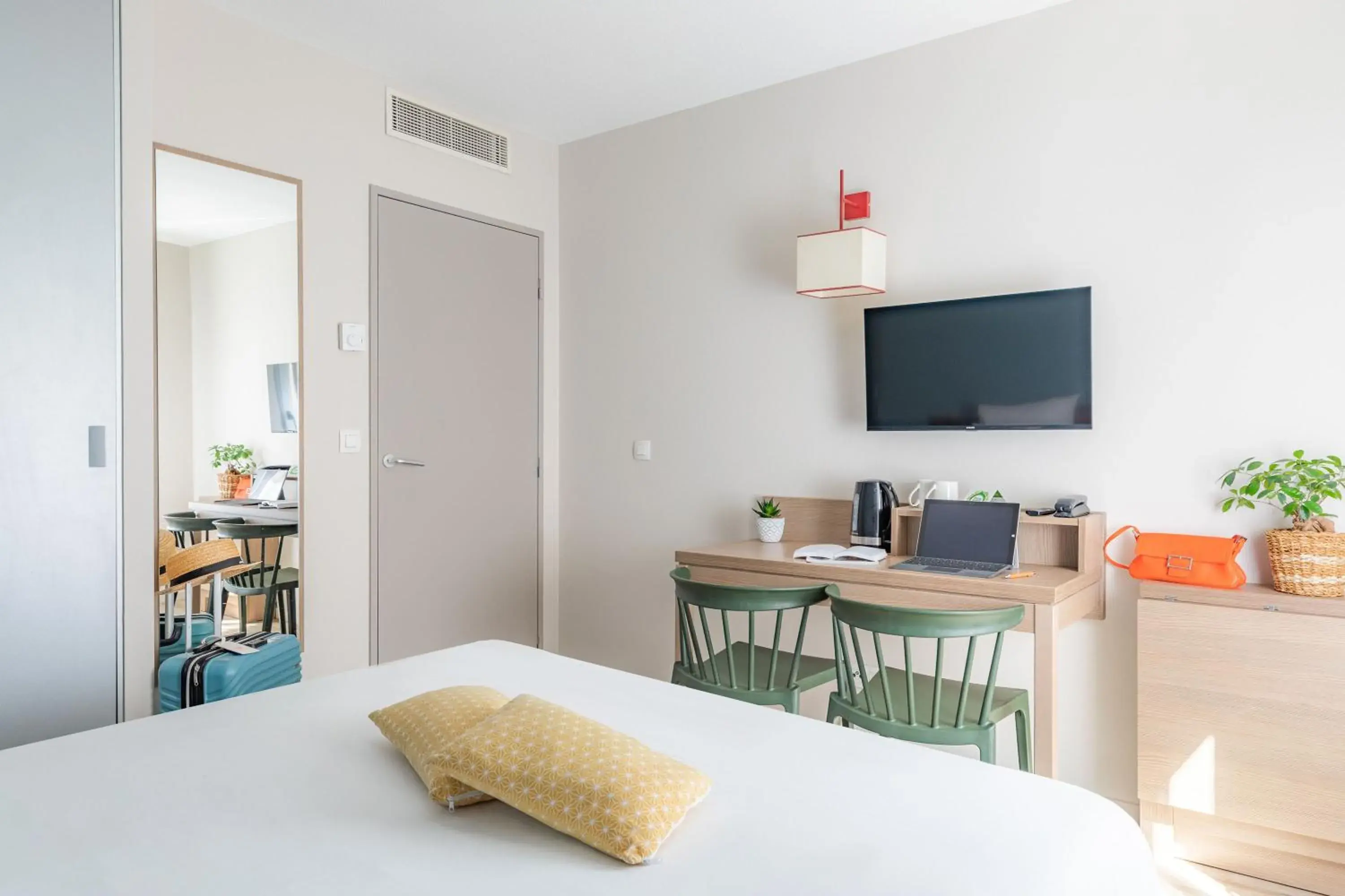 TV and multimedia, Bed in Appart'City Classic Valence TV and multimedia, Bed in Appart'City Classic Valence