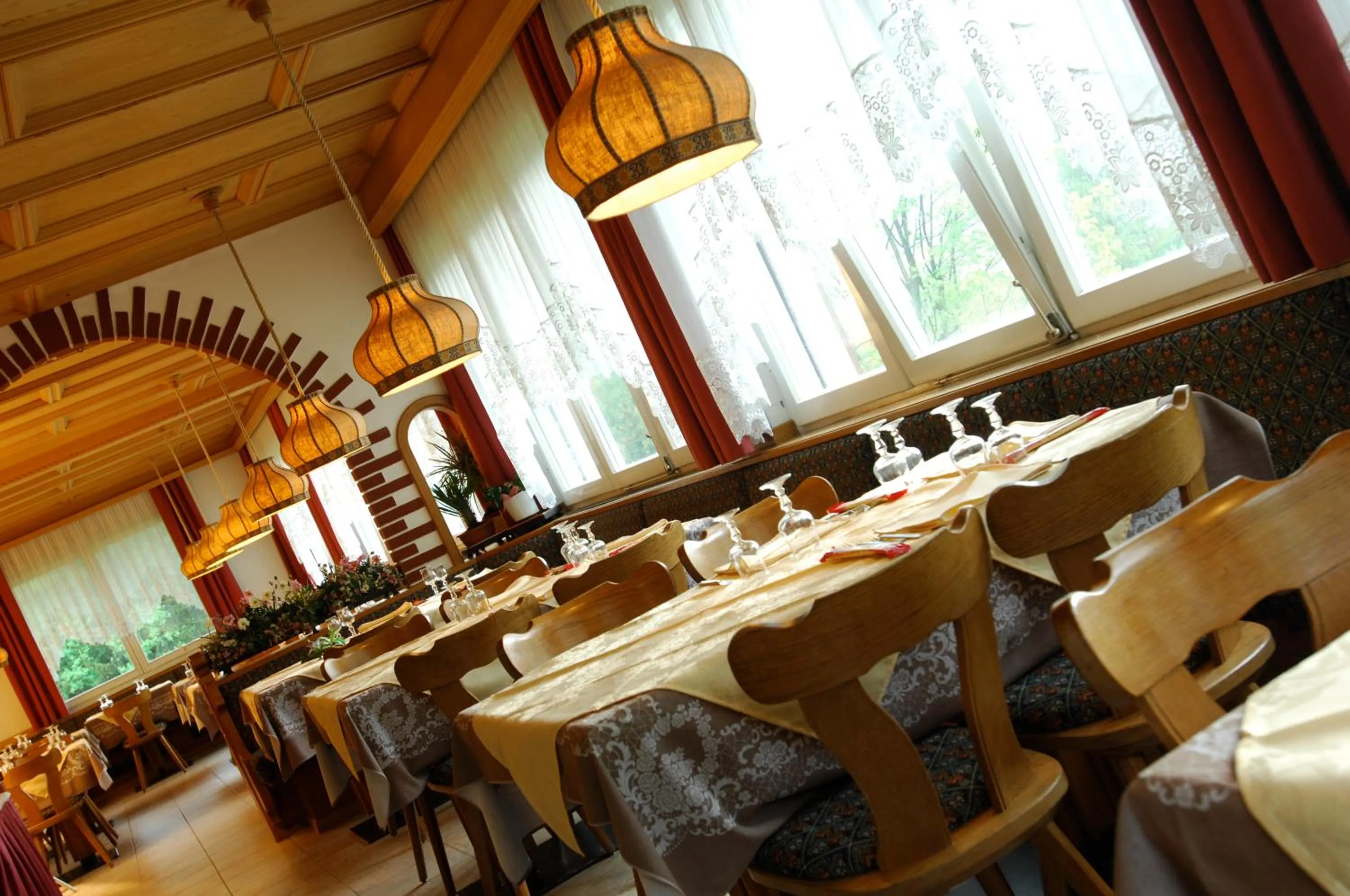 Restaurant/places to eat in Small & Lovely Hotel Zaluna