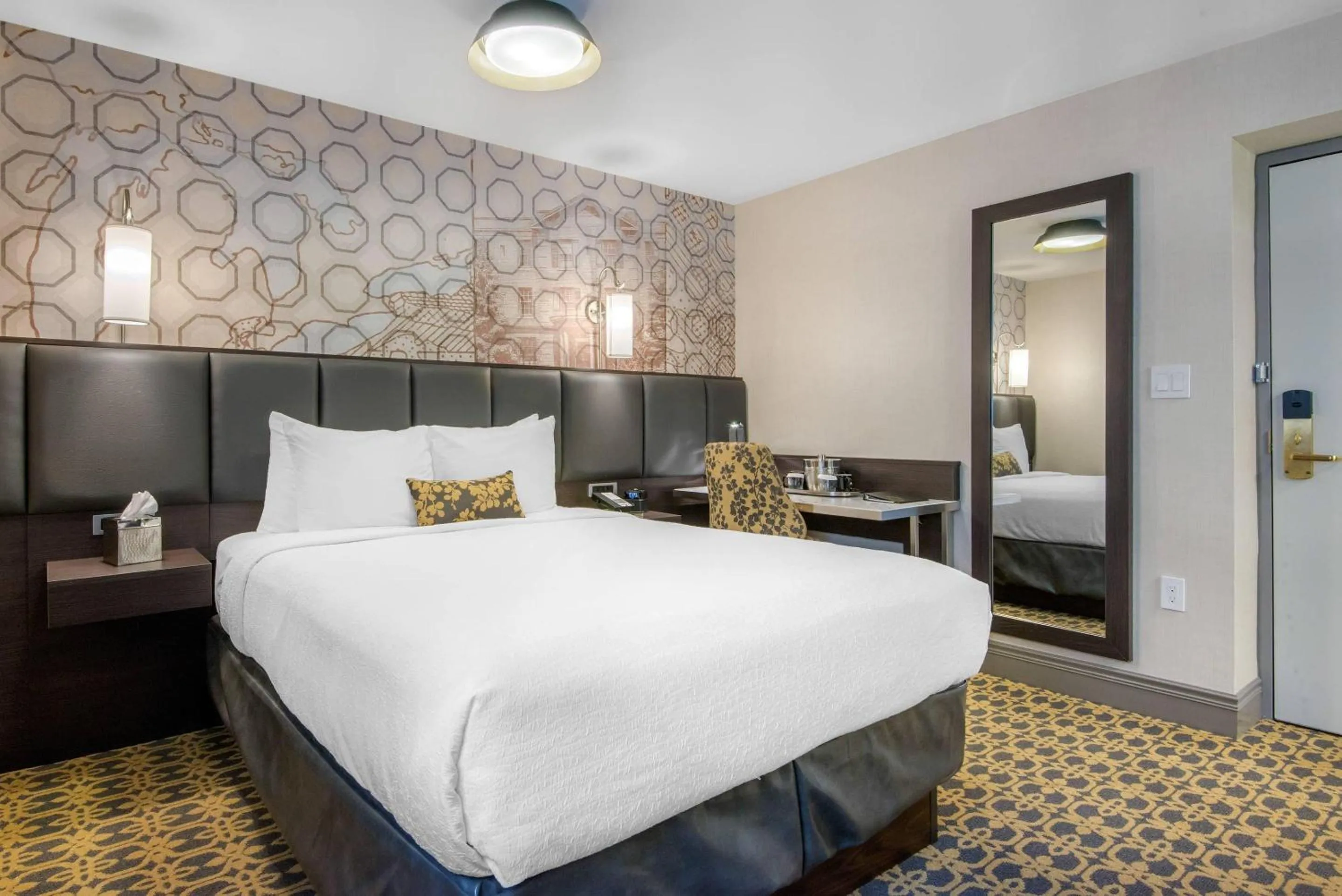 Bedroom, Bed in The Champlain Waterfront Hotel, an Ascend Collection Hotel