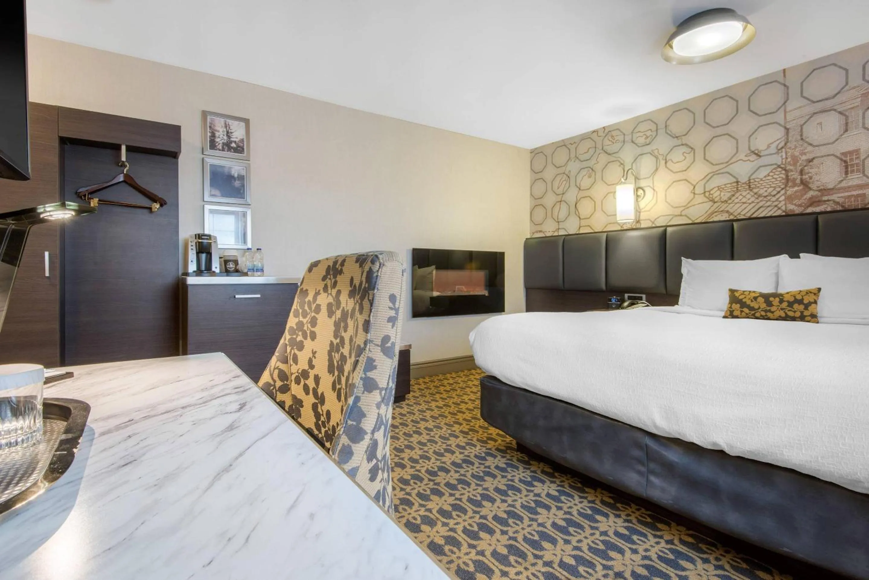 Bedroom, Bed in The Champlain Waterfront Hotel, an Ascend Collection Hotel