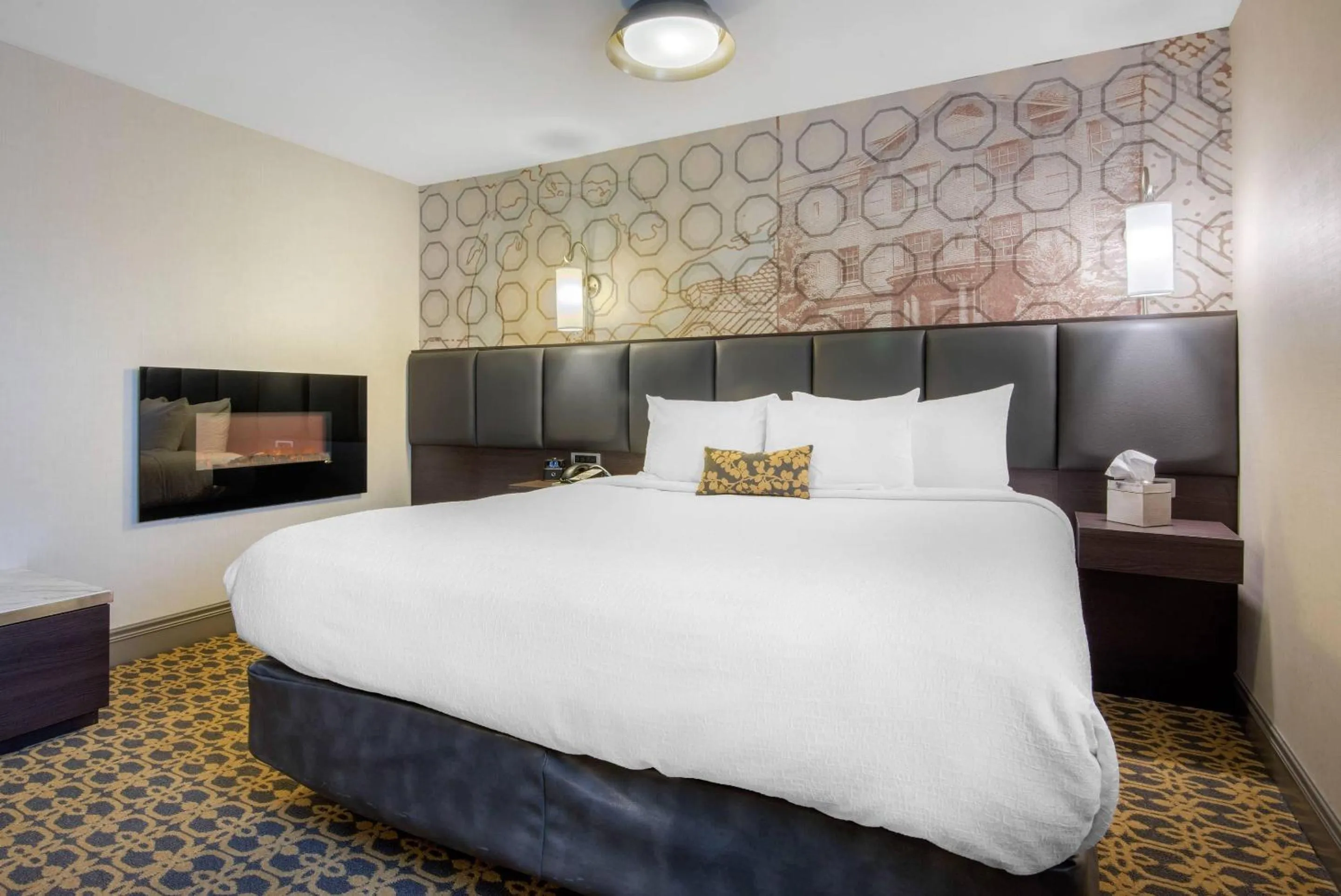 Bedroom, Bed in The Champlain Waterfront Hotel, an Ascend Collection Hotel