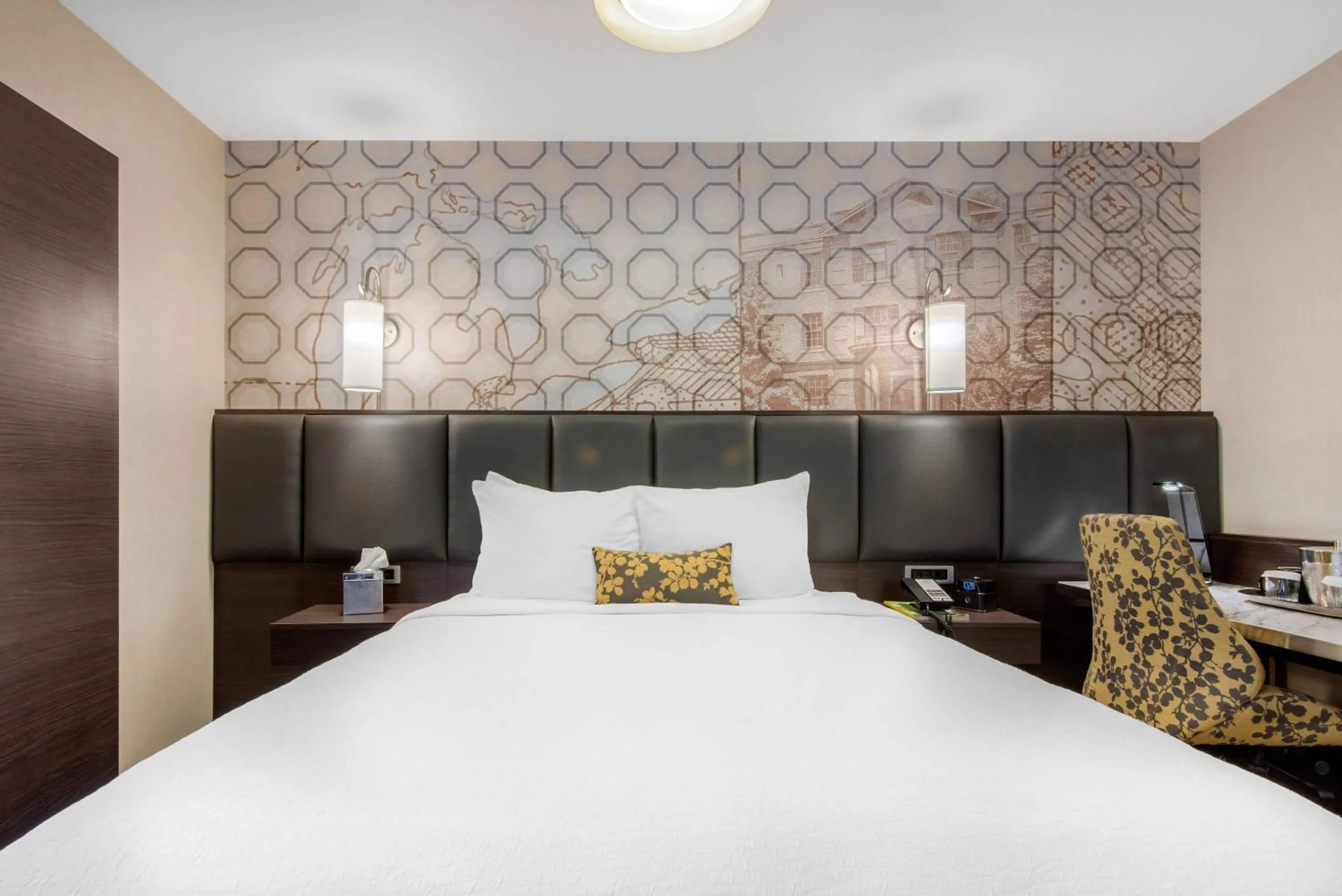 Bedroom, Bed in The Champlain Waterfront Hotel, an Ascend Collection Hotel