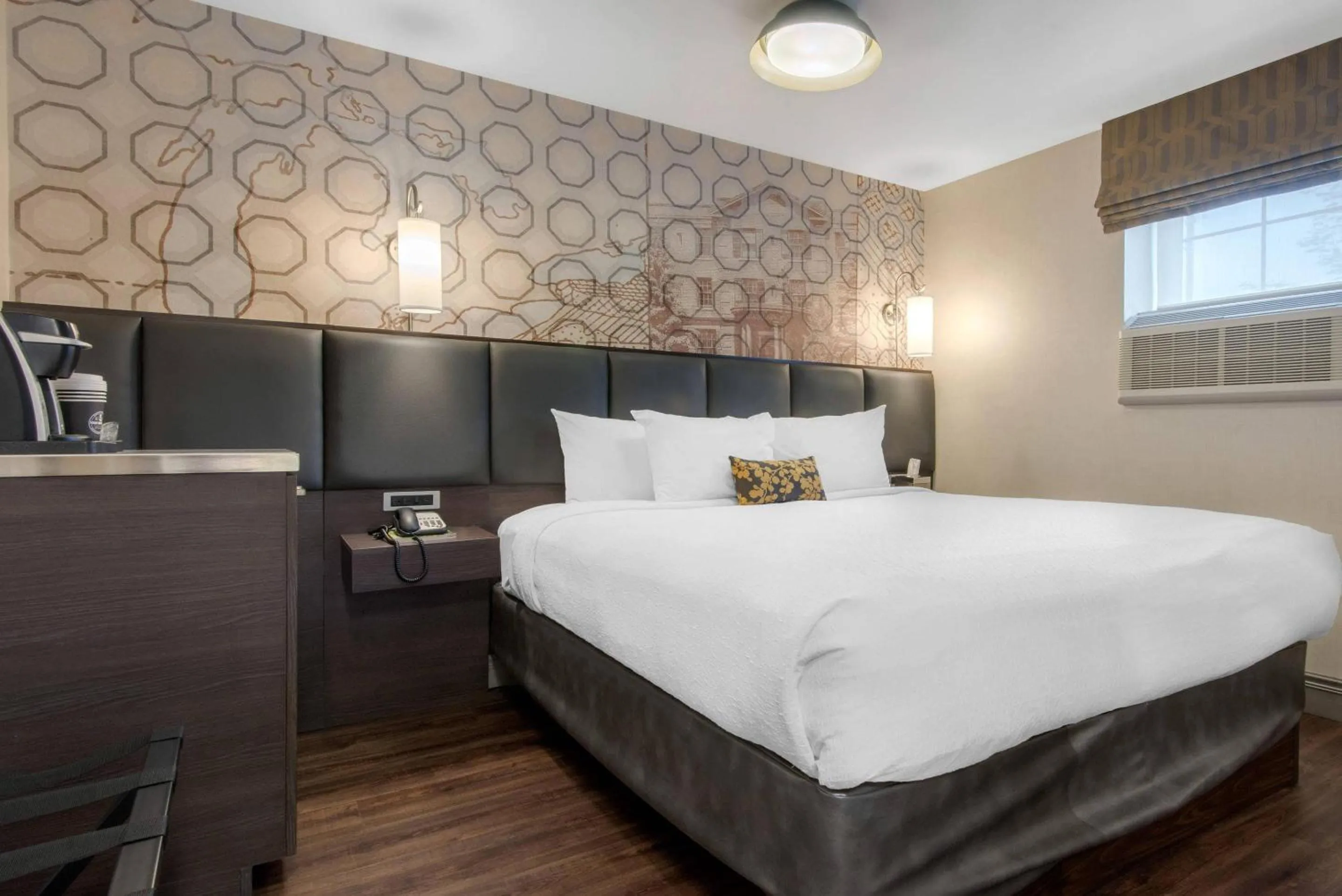 Bedroom, Bed in The Champlain Waterfront Hotel, an Ascend Collection Hotel