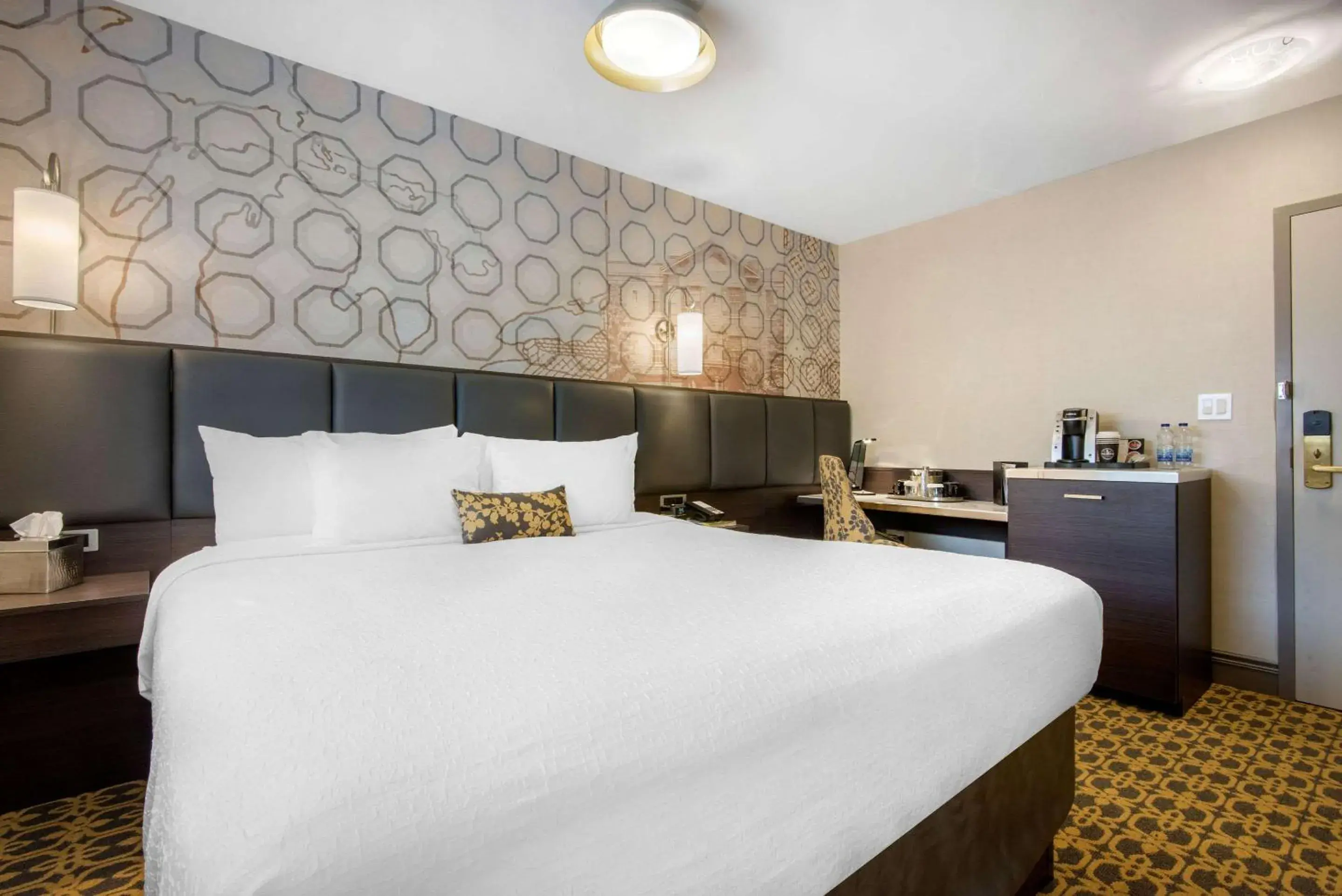 Bedroom, Bed in The Champlain Waterfront Hotel, an Ascend Collection Hotel Bedroom, Bed in The Champlain Waterfront Hotel, an Ascend Collection Hotel