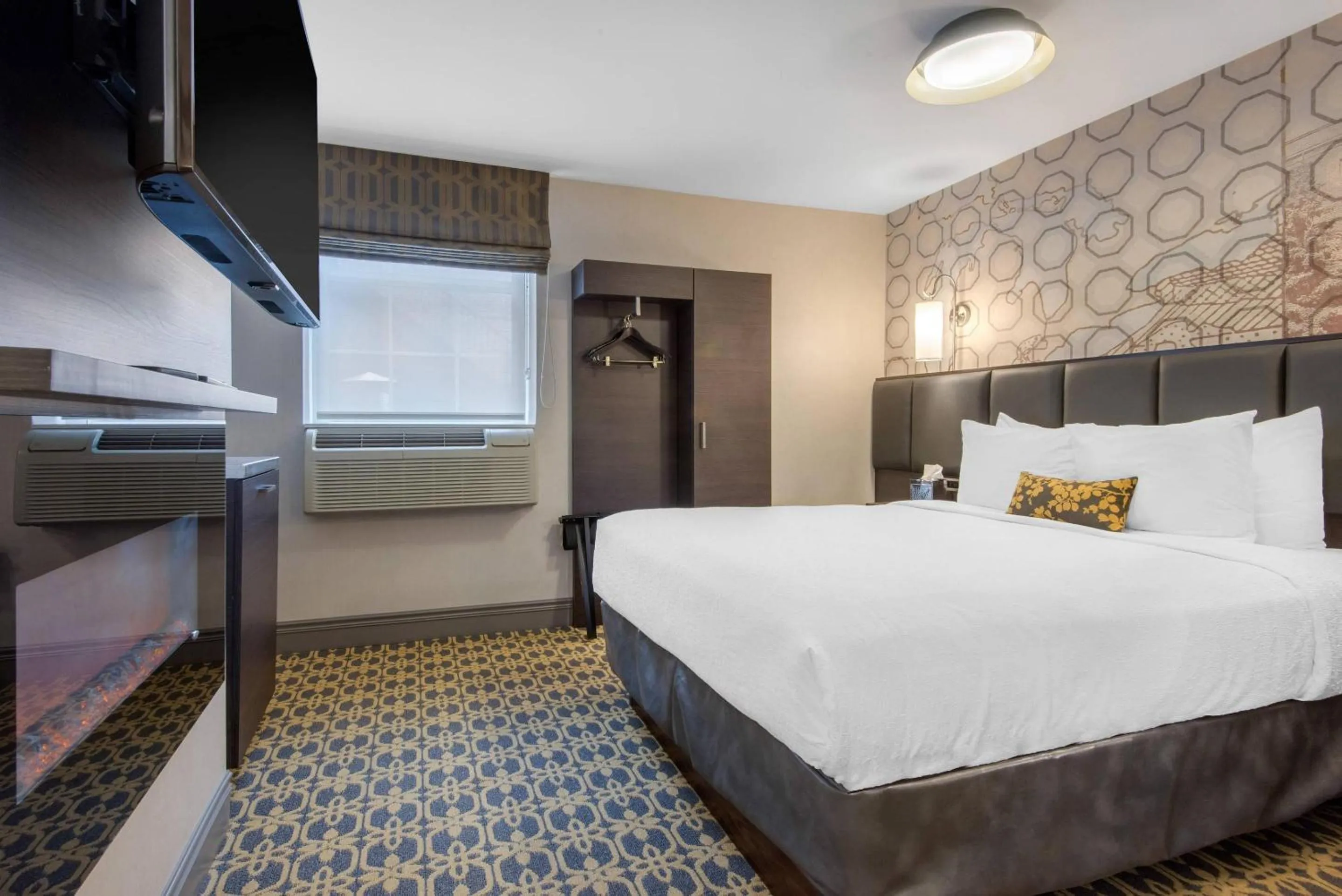 Bedroom, Bed in The Champlain Waterfront Hotel, an Ascend Collection Hotel