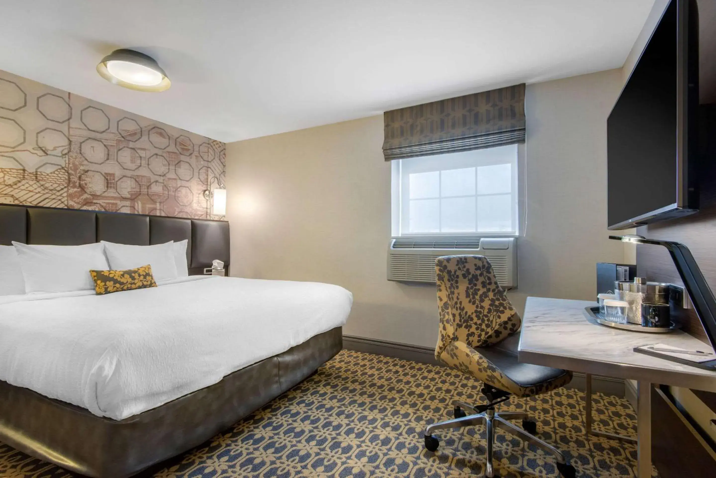 Bedroom, Bed in The Champlain Waterfront Hotel, an Ascend Collection Hotel Bedroom, Bed in The Champlain Waterfront Hotel, an Ascend Collection Hotel