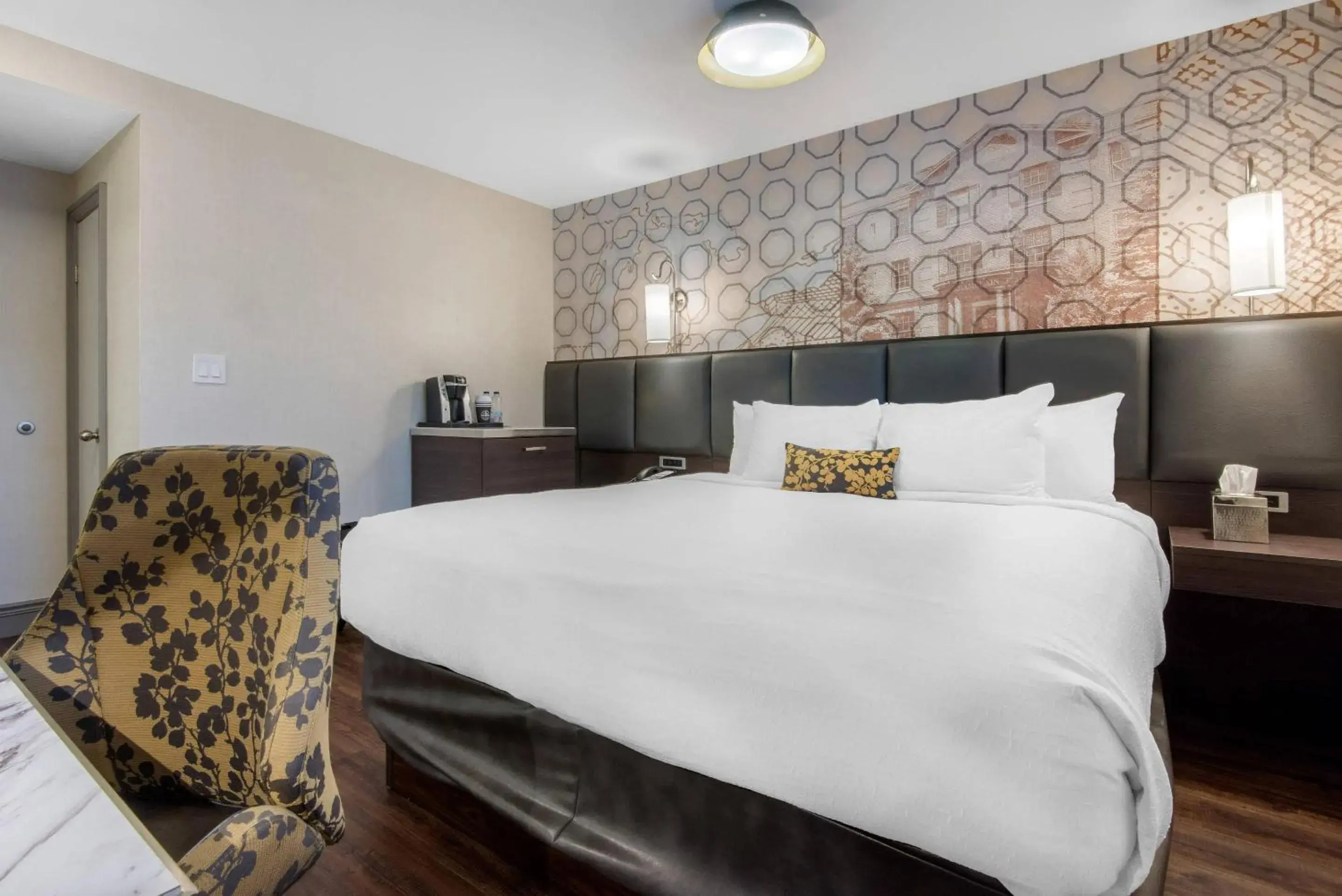 Standard Queen Room - Non-Smoking in The Champlain Waterfront Hotel, an Ascend Collection Hotel Standard Queen Room - Non-Smoking in The Champlain Waterfront Hotel, an Ascend Collection Hotel