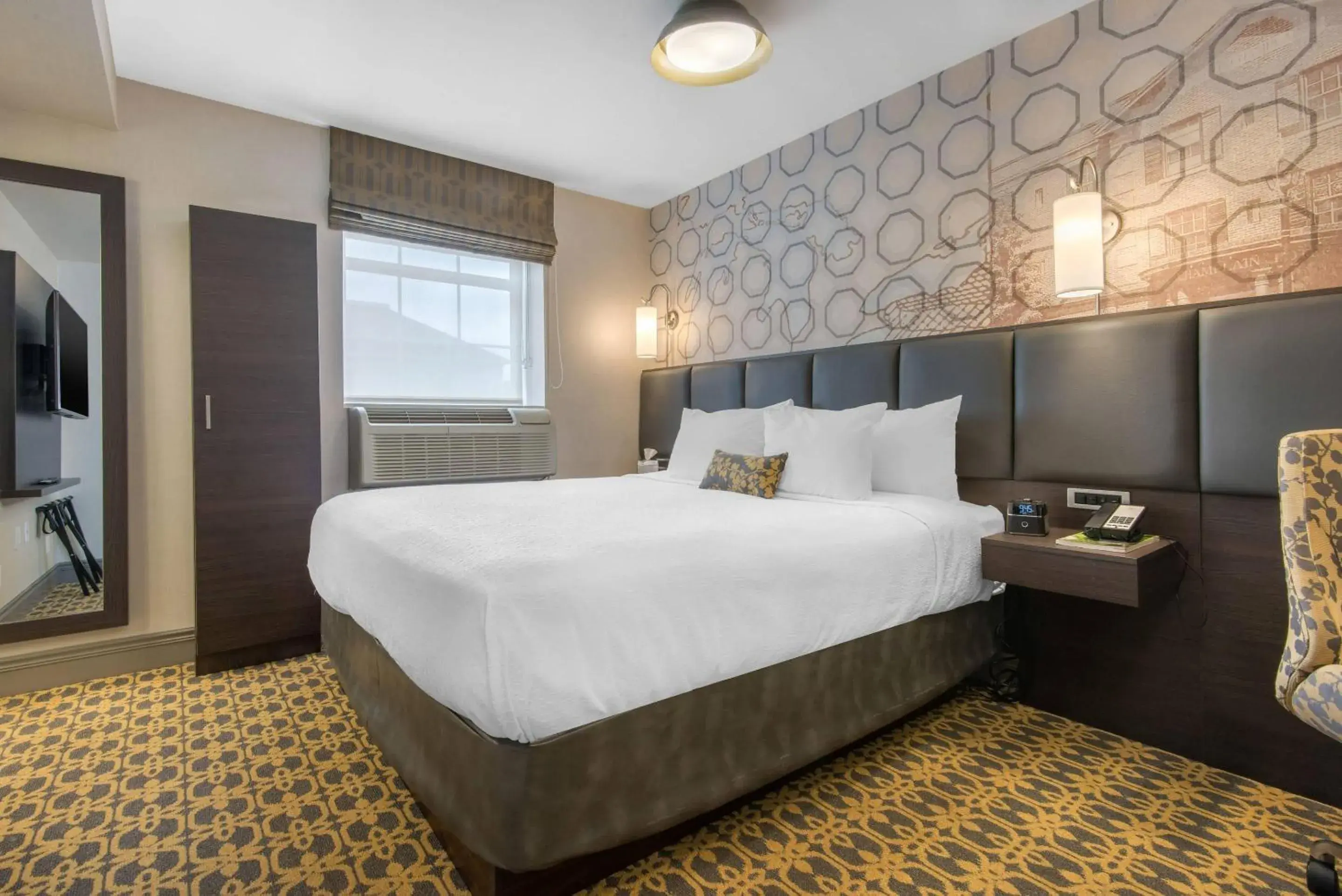 Bedroom, Bed in The Champlain Waterfront Hotel, an Ascend Collection Hotel Bedroom, Bed in The Champlain Waterfront Hotel, an Ascend Collection Hotel