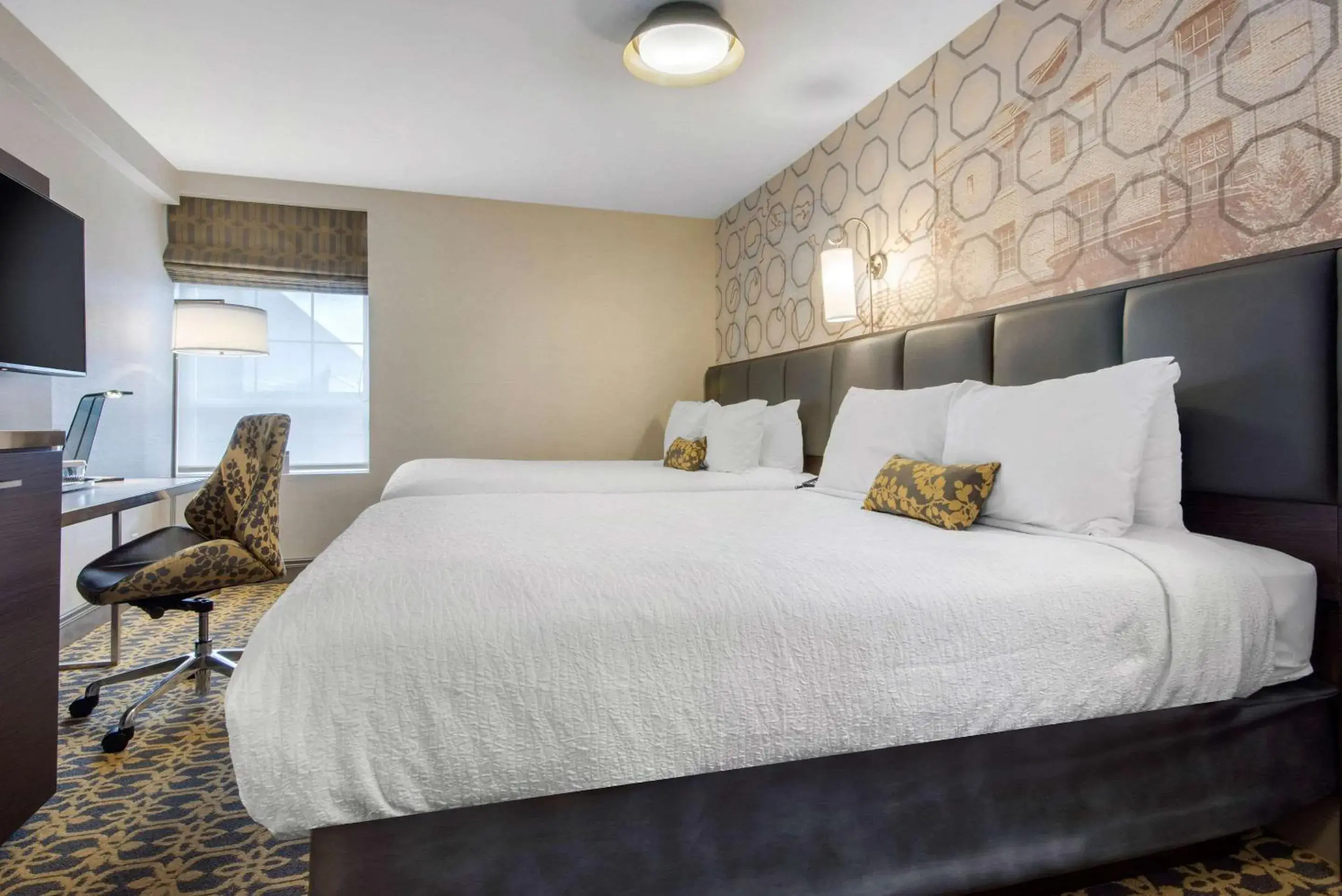 Bedroom, Bed in The Champlain Waterfront Hotel, an Ascend Collection Hotel Bedroom, Bed in The Champlain Waterfront Hotel, an Ascend Collection Hotel