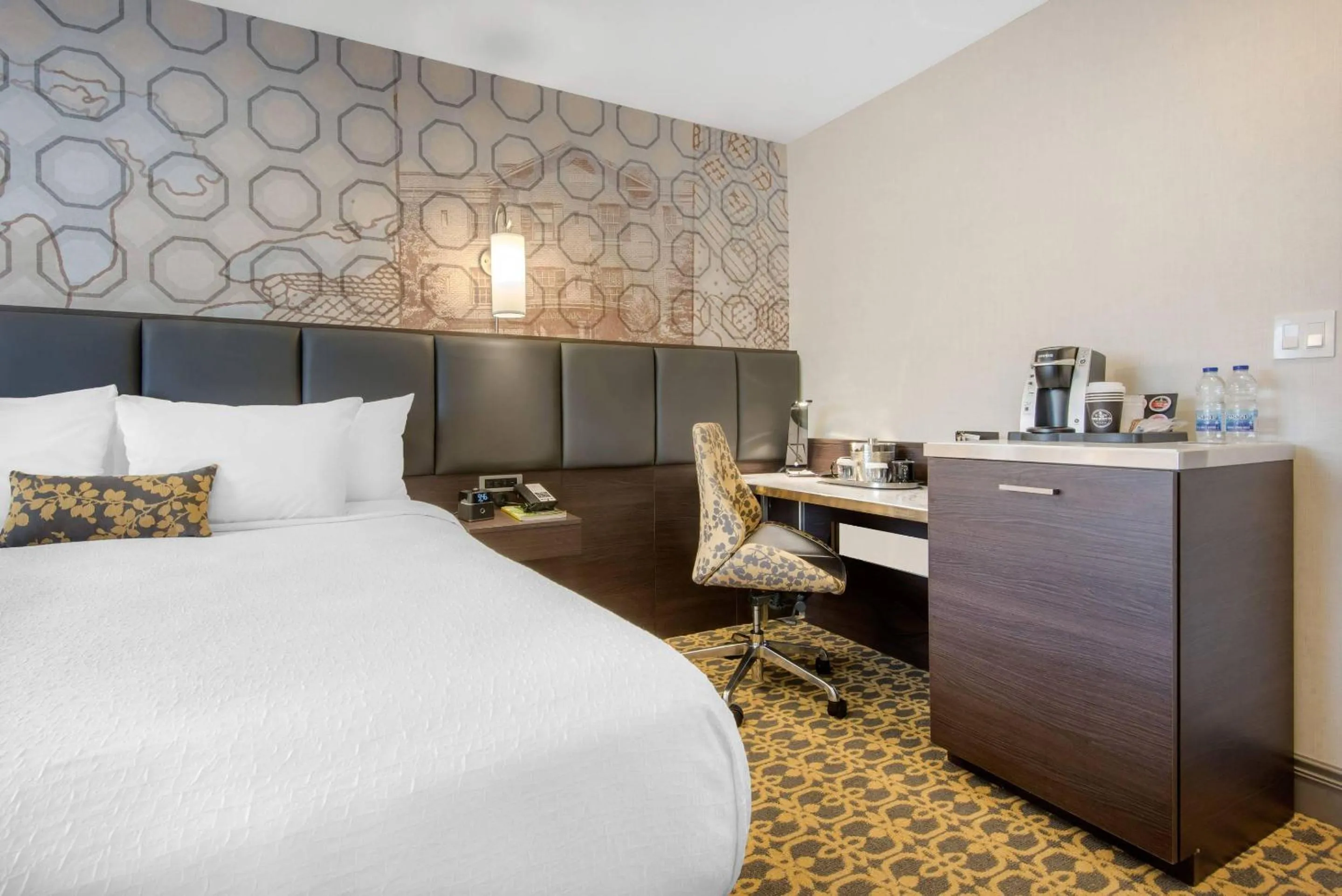 Bedroom, Bed in The Champlain Waterfront Hotel, an Ascend Collection Hotel