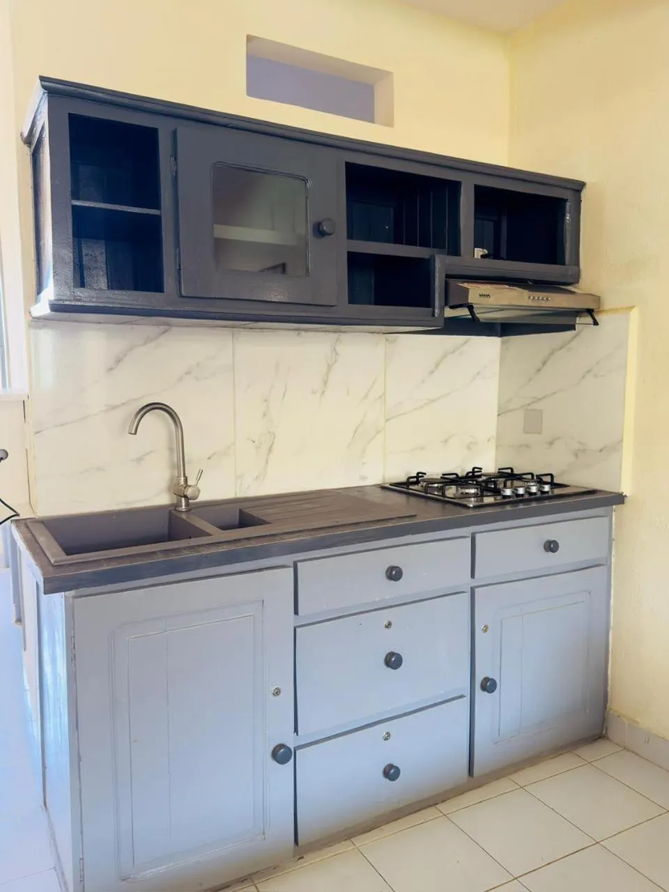 Kitchen or kitchenette in Hôtel - Appartement meublé " LES FLOTS BLEU "