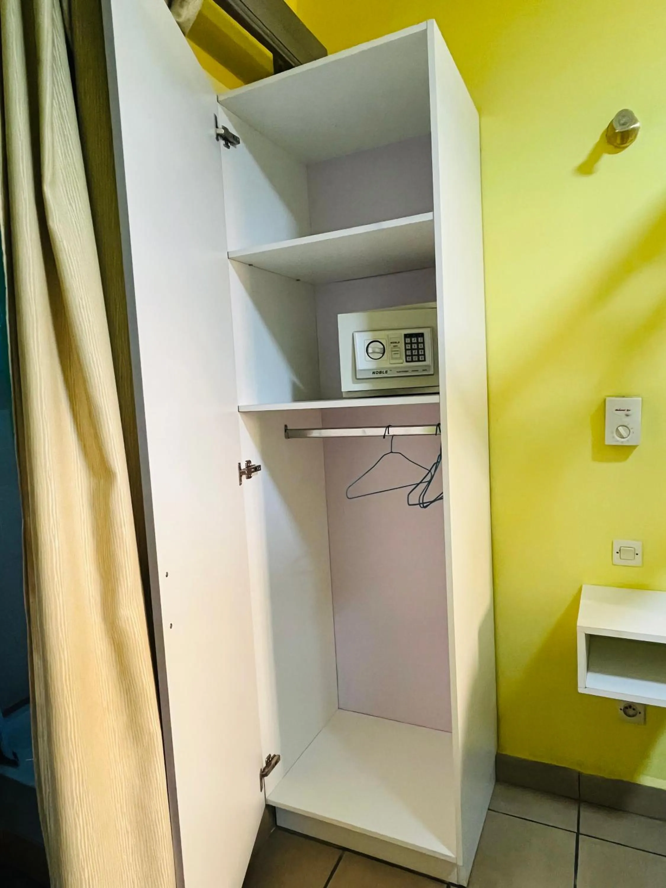 safe in Hôtel - Appartement meublé " LES FLOTS BLEU "