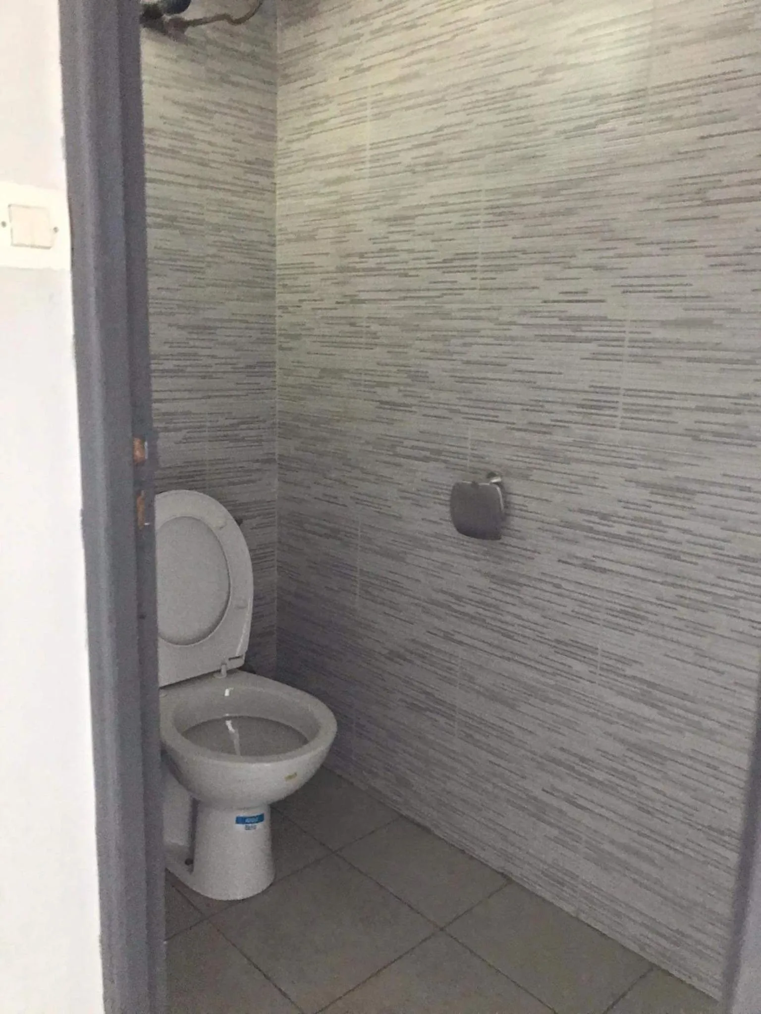 Toilet in Hôtel - Appartement meublé " LES FLOTS BLEU "