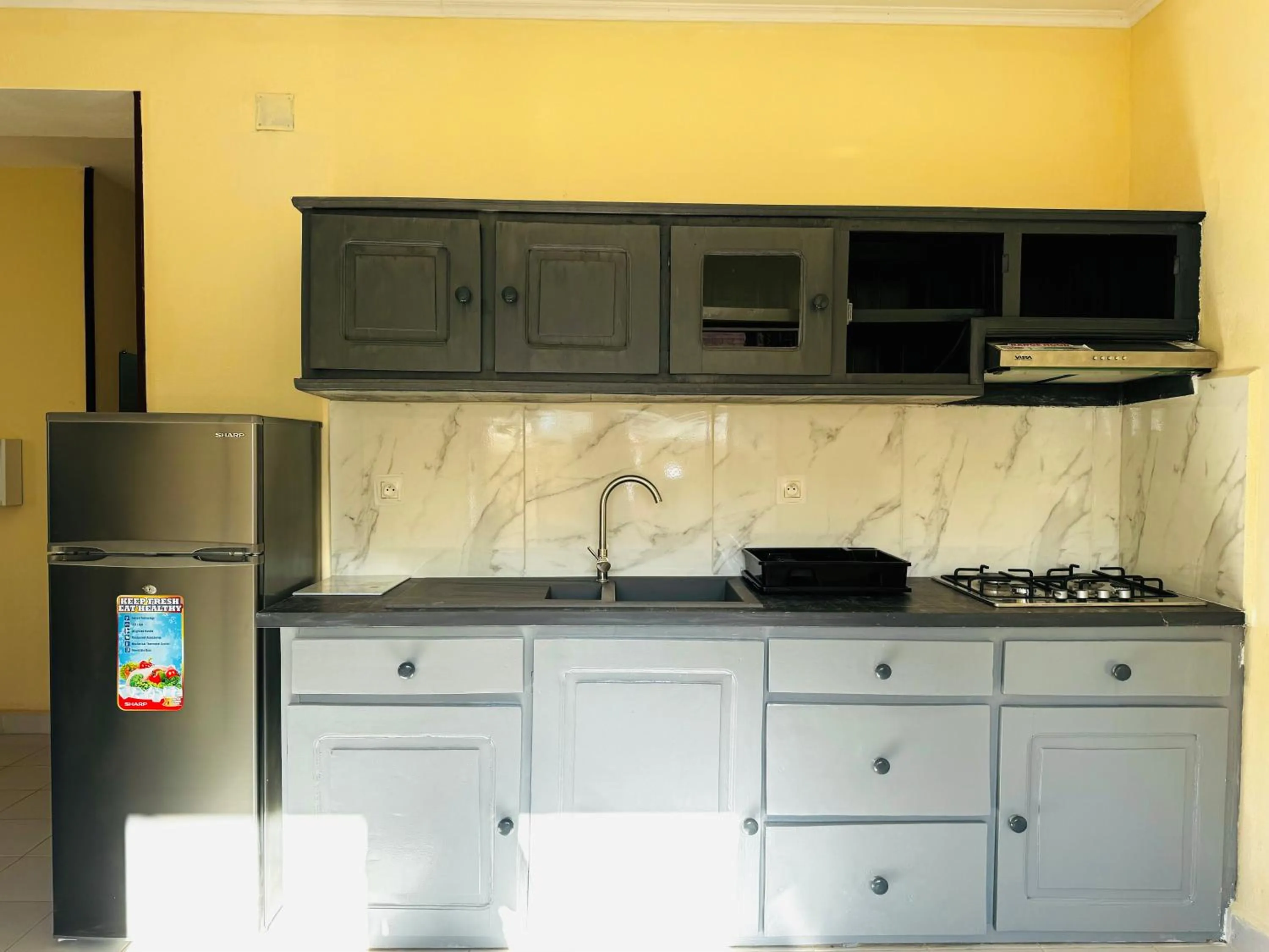Kitchen or kitchenette in Hôtel - Appartement meublé " LES FLOTS BLEU "