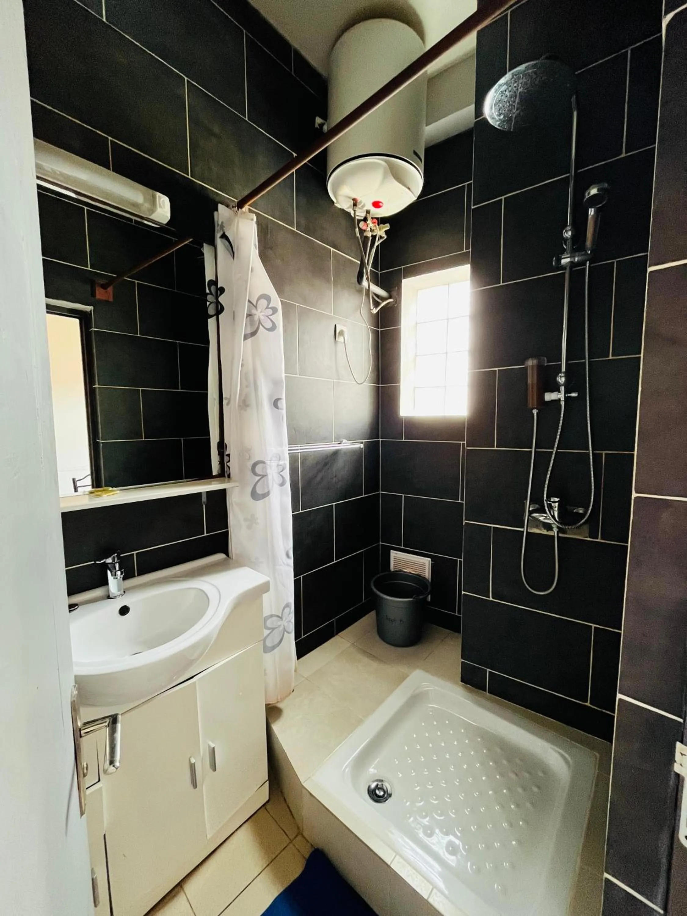 Bathroom in Hôtel - Appartement meublé " LES FLOTS BLEU "