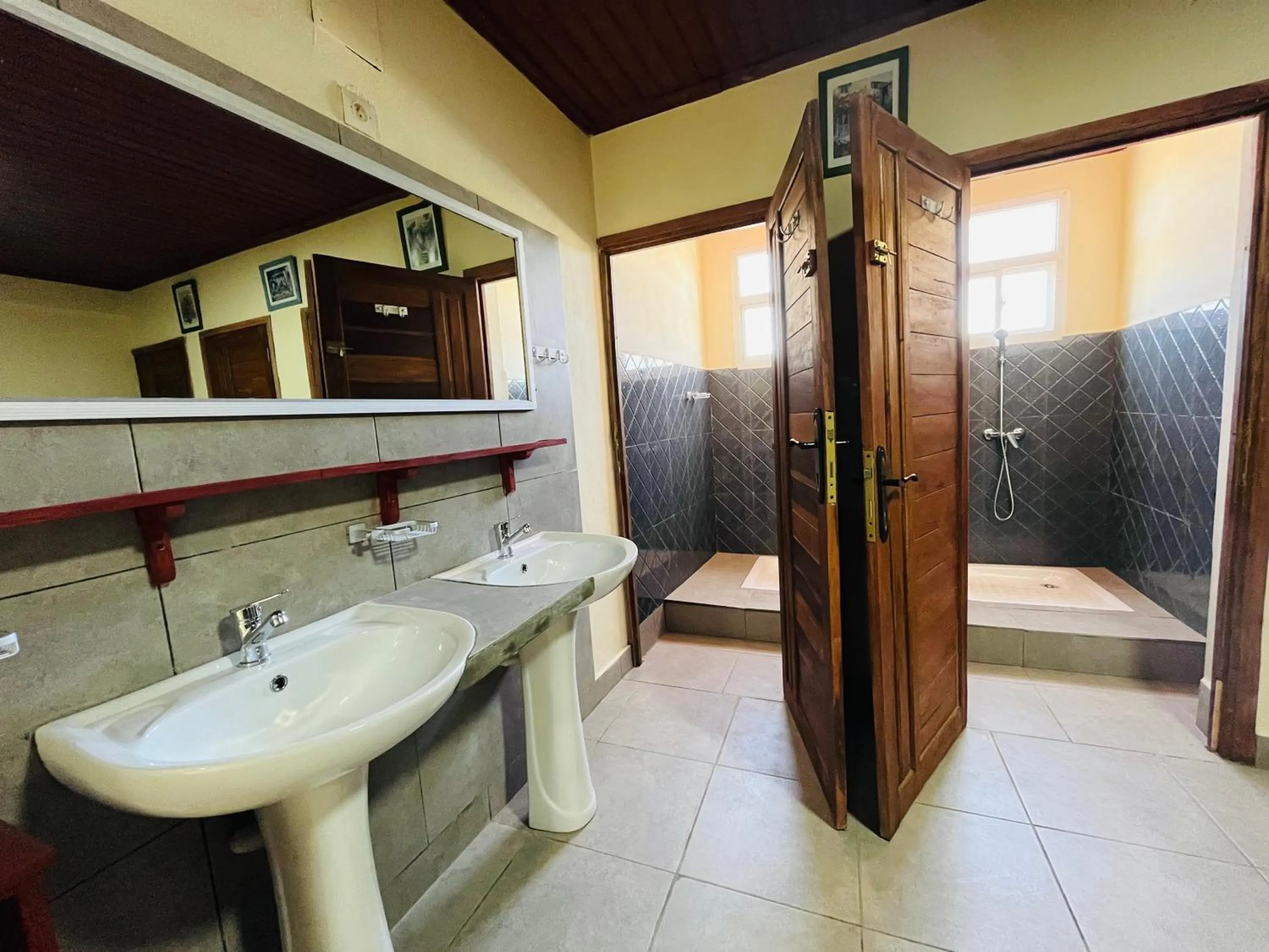 Bathroom in Hôtel - Appartement meublé " LES FLOTS BLEU "