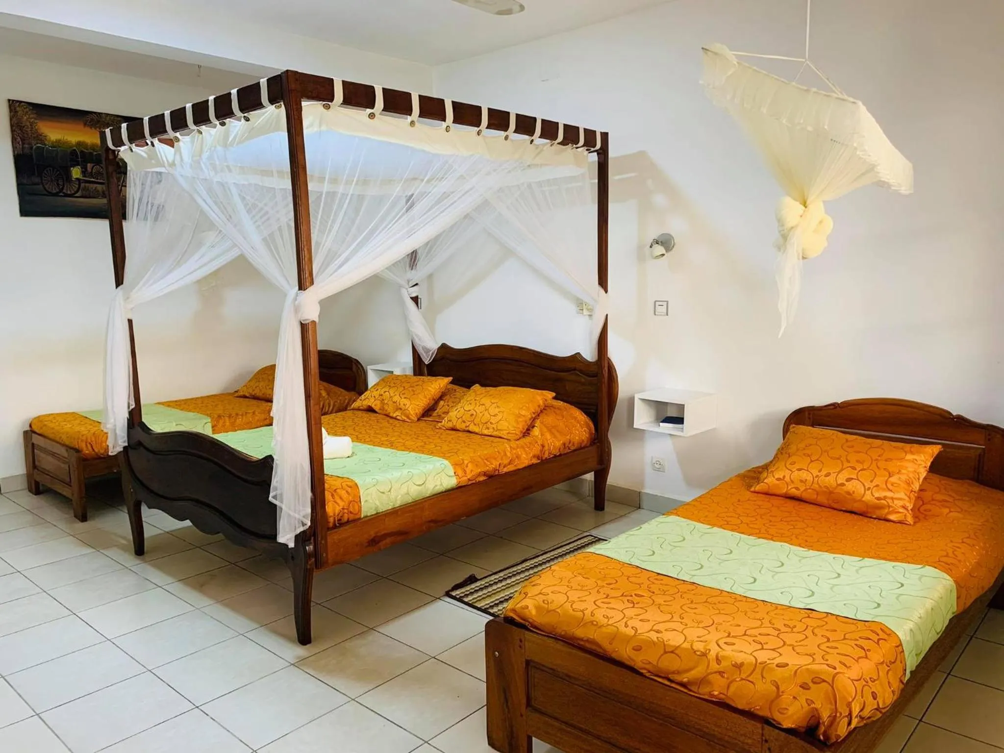 Family Room with Private Bathroom in Hôtel - Appartement meublé " LES FLOTS BLEU "