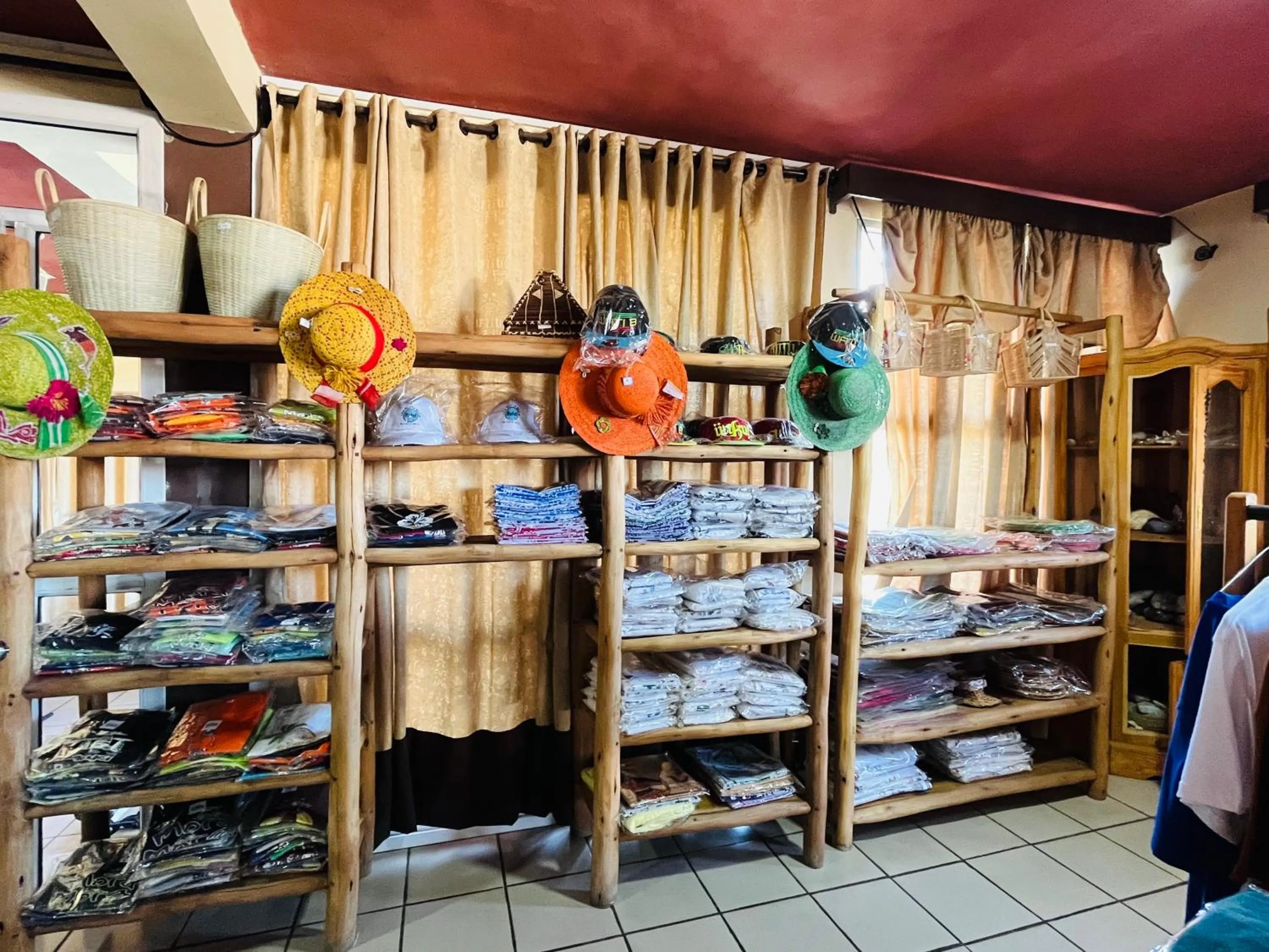 On-site shops in Hôtel - Appartement meublé " LES FLOTS BLEU "