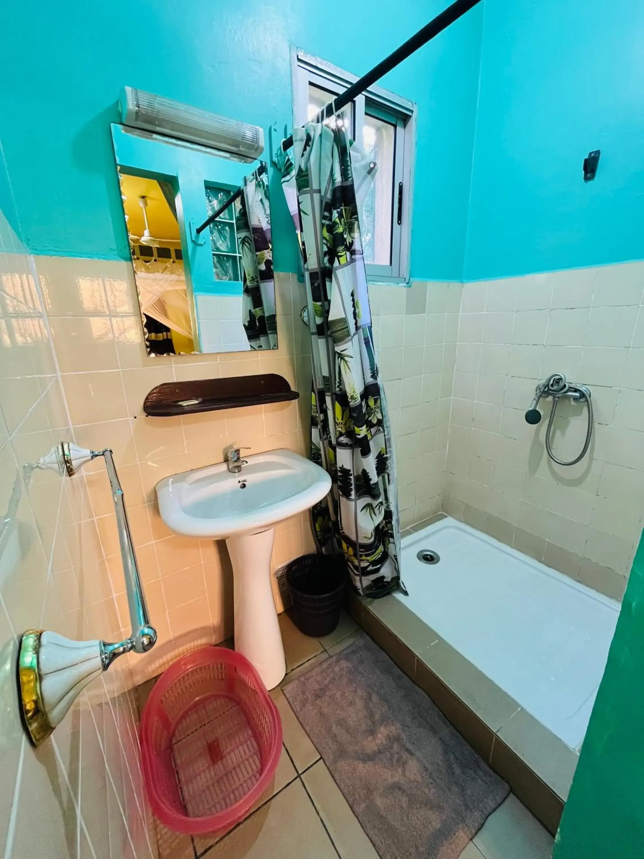 Double Room with Private Bathroom in Hôtel - Appartement meublé " LES FLOTS BLEU " Double Room with Private Bathroom in Hôtel - Appartement meublé " LES FLOTS BLEU "