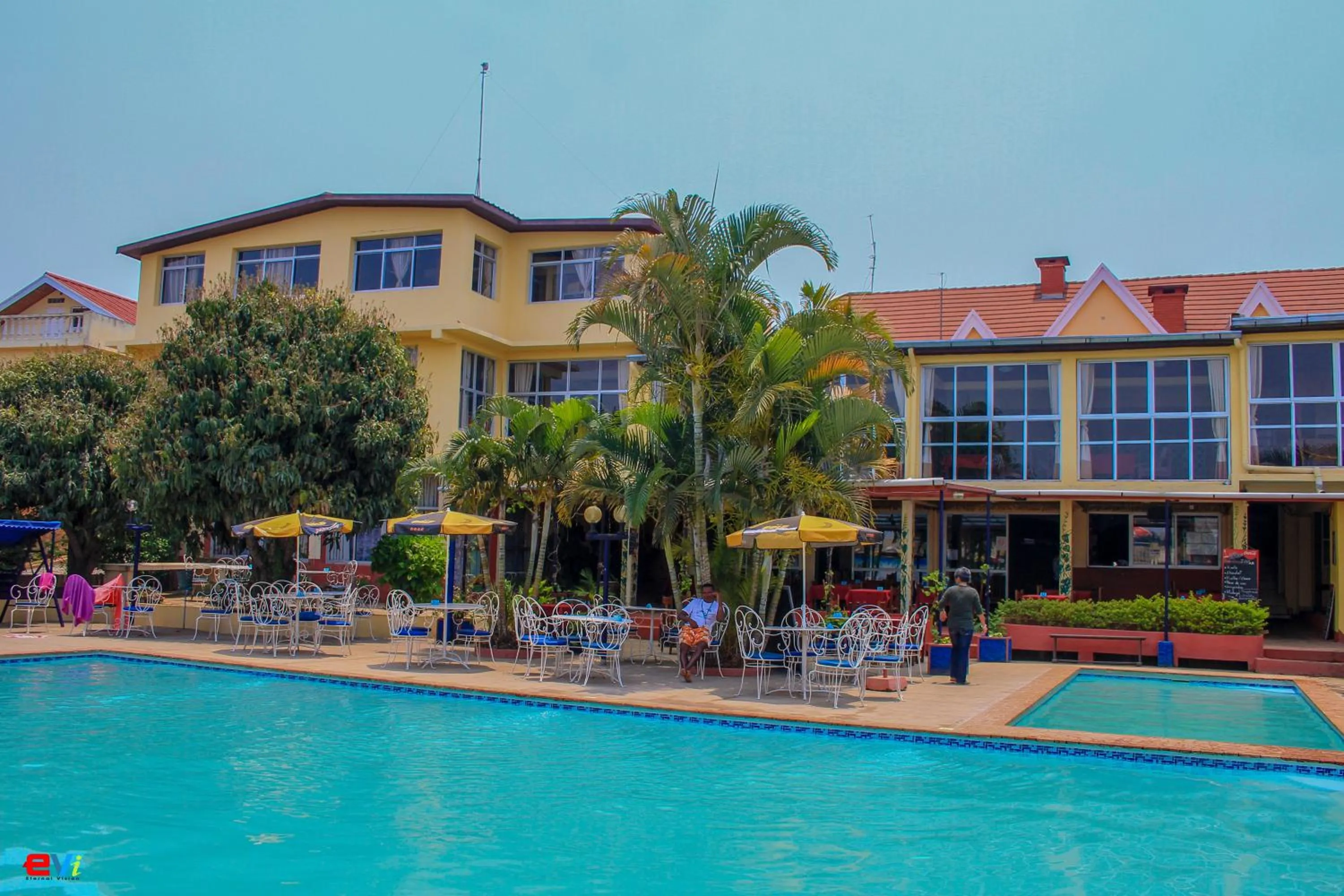 Swimming pool in Hôtel - Appartement meublé " LES FLOTS BLEU "
