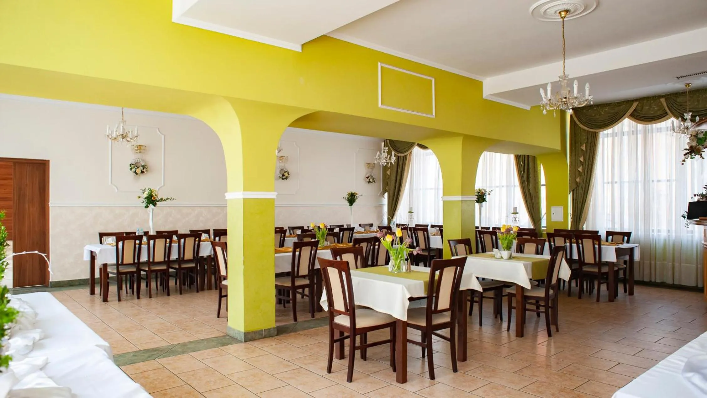 Restaurant/places to eat in Hotel Livia