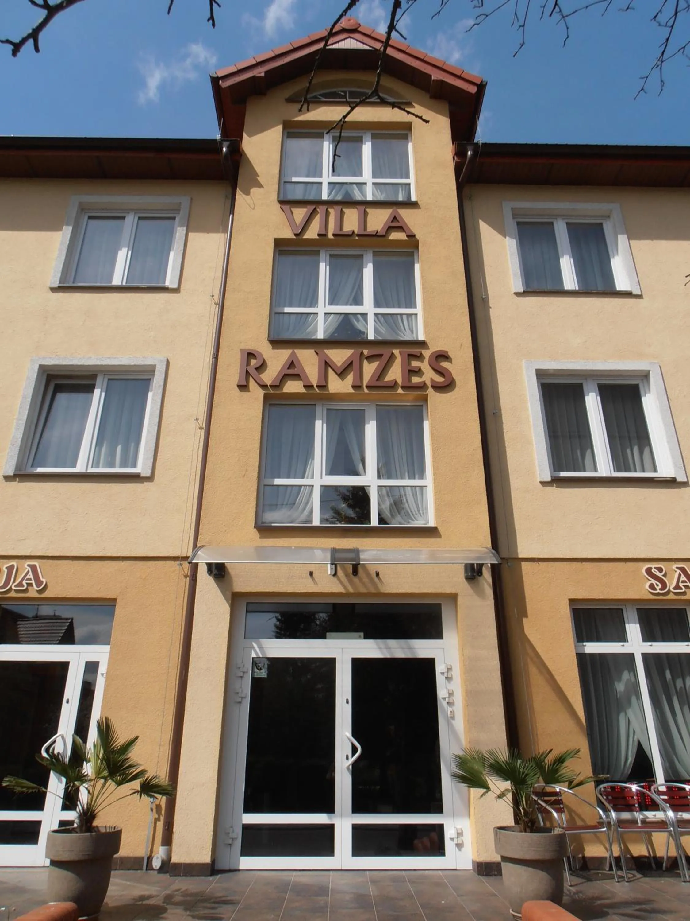Facade/entrance in Villa Ramzes