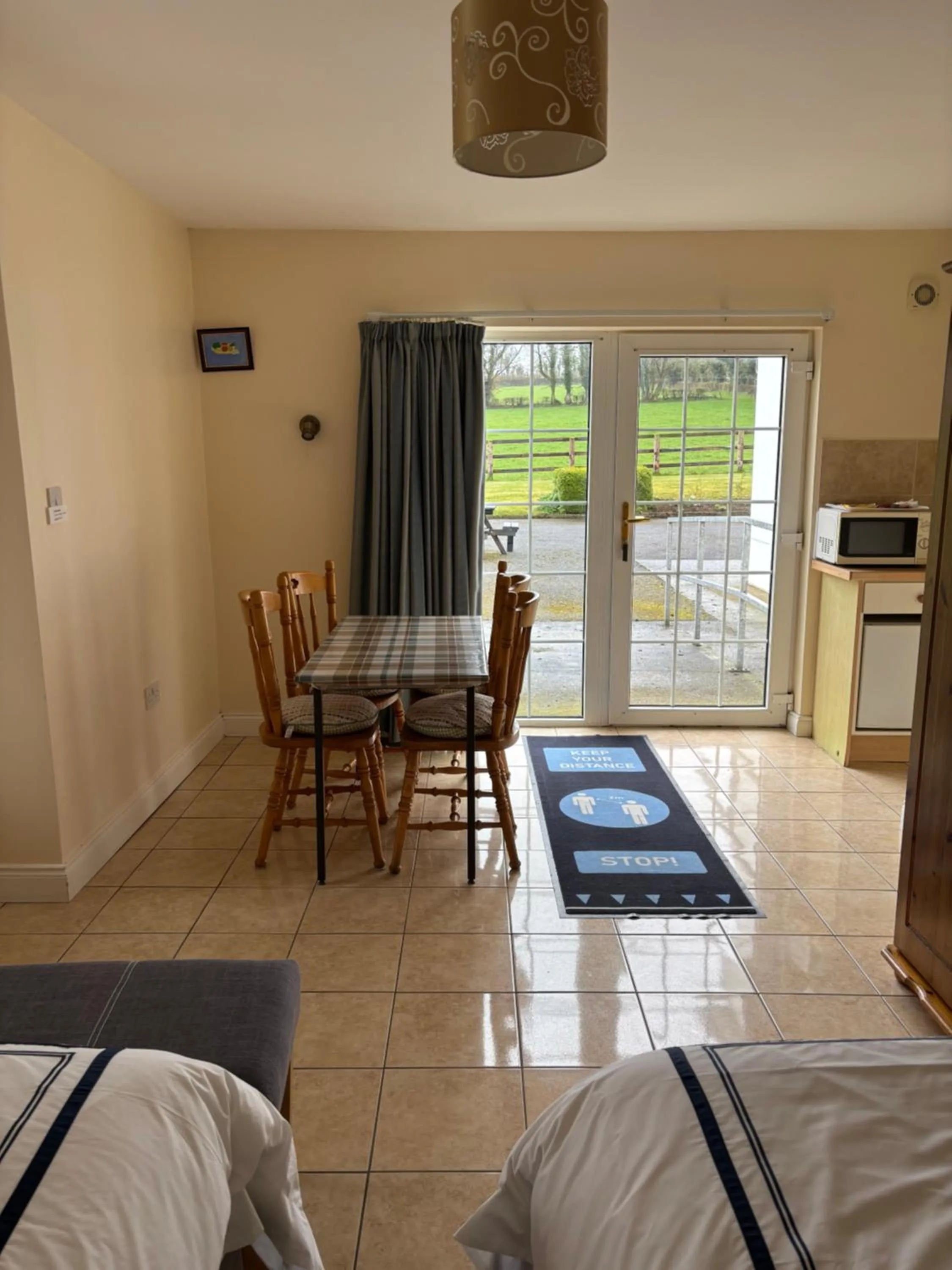 Seating area, Bed in Ballindrum Farm B&B